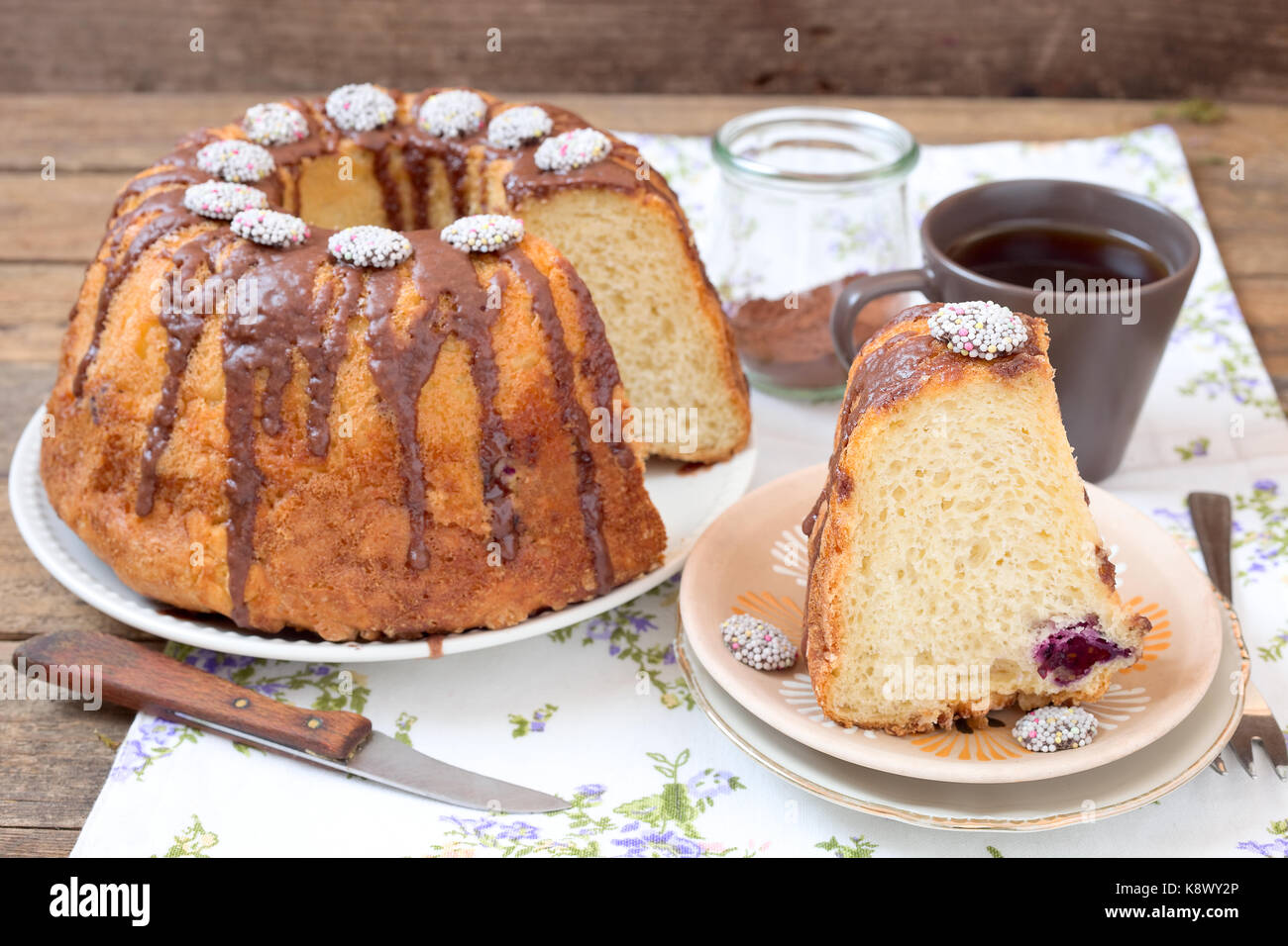 Salsa al cioccolato bundt cake. Foto Stock