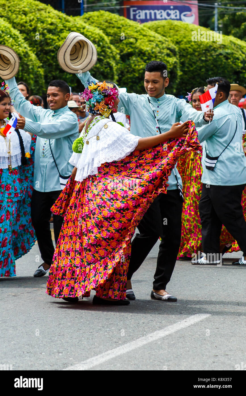 Danzatori provenienti da Panama in colorati costumi wow curiosi con le loro danze tradizionali durante il giorno di indipendenza parade di Quepos in Costa Rica. Foto Stock