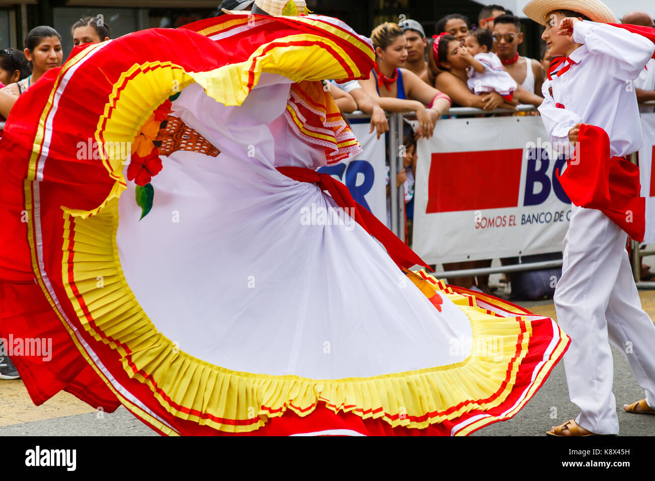 Danzatori nei coloratissimi costumi tradizionali wow curiosi con le loro danze tradizionali durante il giorno di indipendenza parade di Quepos in Costa Rica. Foto Stock