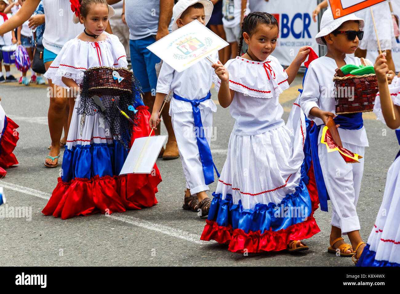 Poco kidsl nel tradizionale Costa Rican abbigliamento Foto stock - Alamy