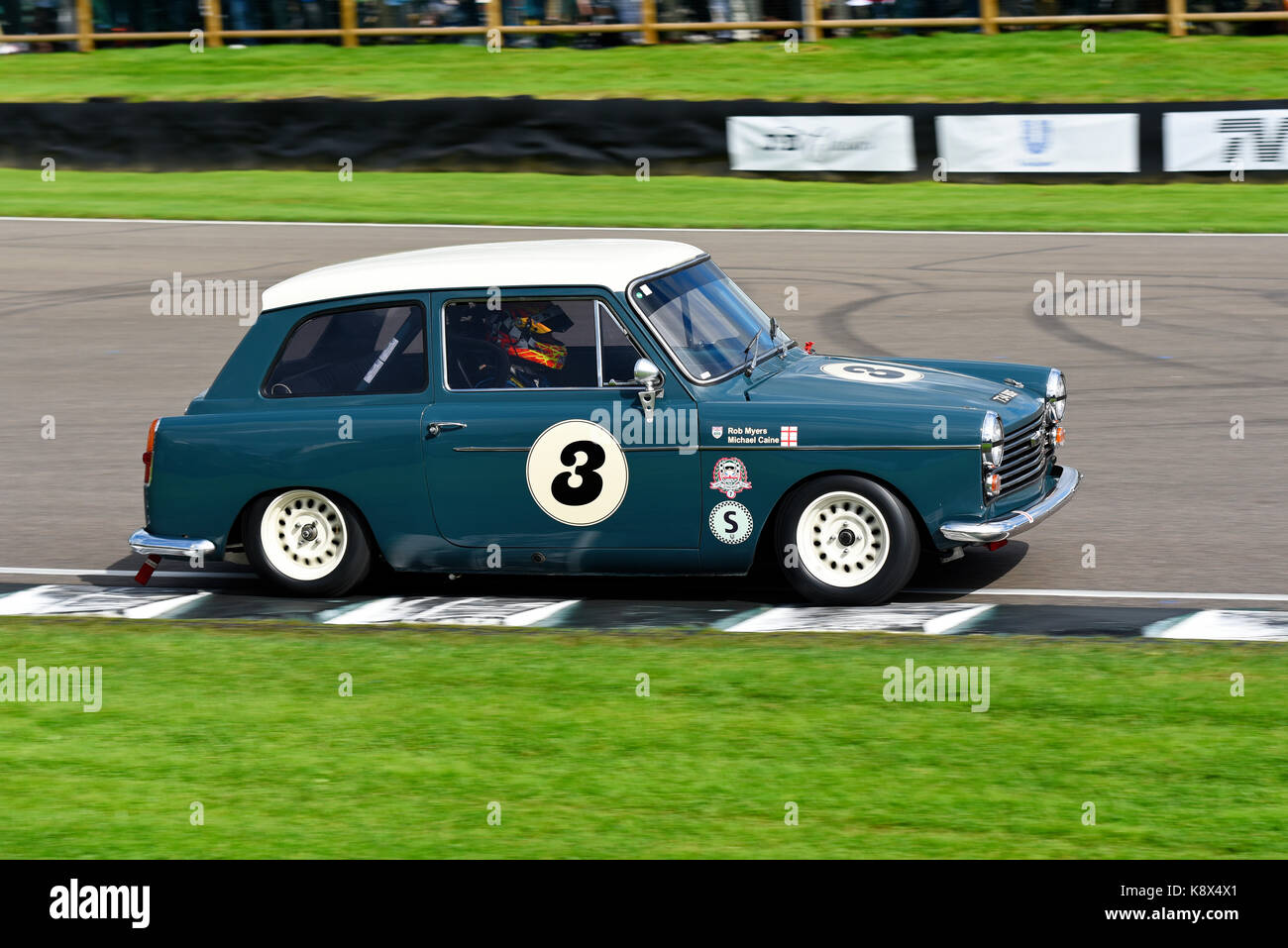 Austin A40 di proprietà di Rob Myers guidata da Michael Caine che gareggia nel St Mary's Trophy al Goodwood Revival 2017 per le berline Foto Stock