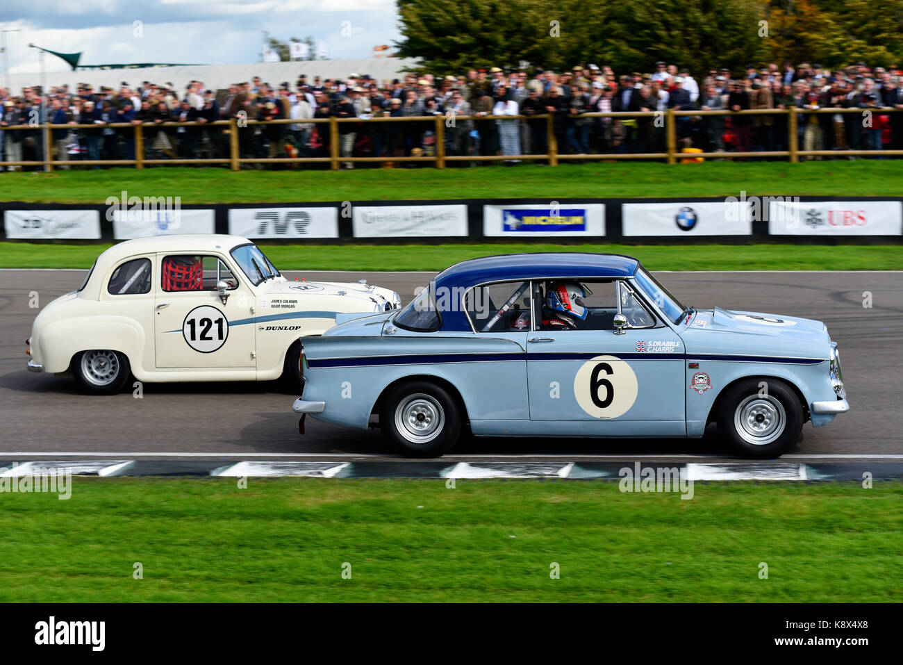 Sunbeam Rapier di proprietà di Simon Drapple guidata da Chris Harris che gareggia nel St Mary's Trophy al Goodwood Revival 2017 per le berline Foto Stock Sunbeam Rapier di proprietà di Simon Drapple guidata da Chris Harris che gareggia nel St Mary's Trophy al Goodwood Revival 2017 per le berline Foto Stock