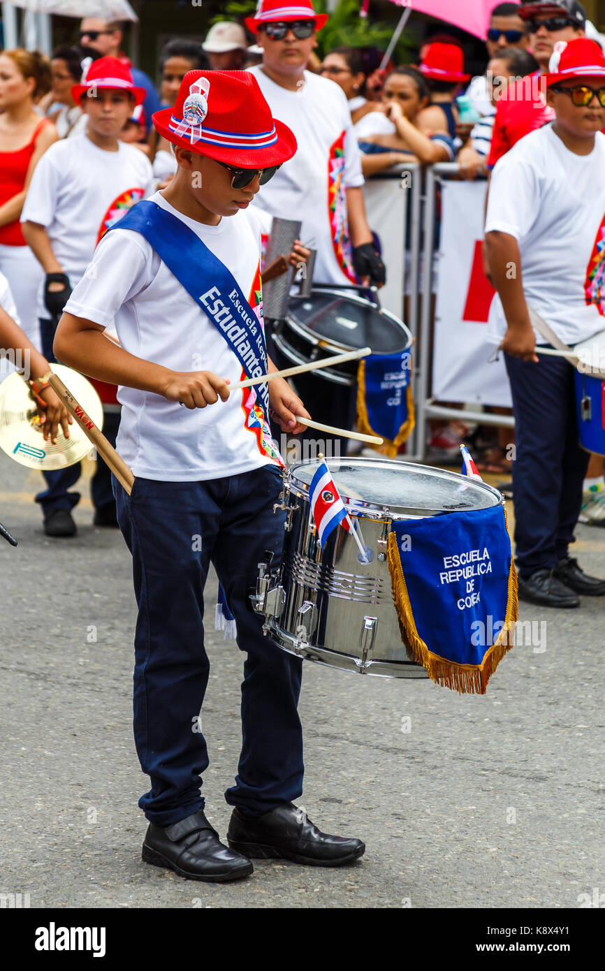 Il batterista in una high school marching band nel 2017 Independence Day parade di Quepos, Costa Rica Foto Stock