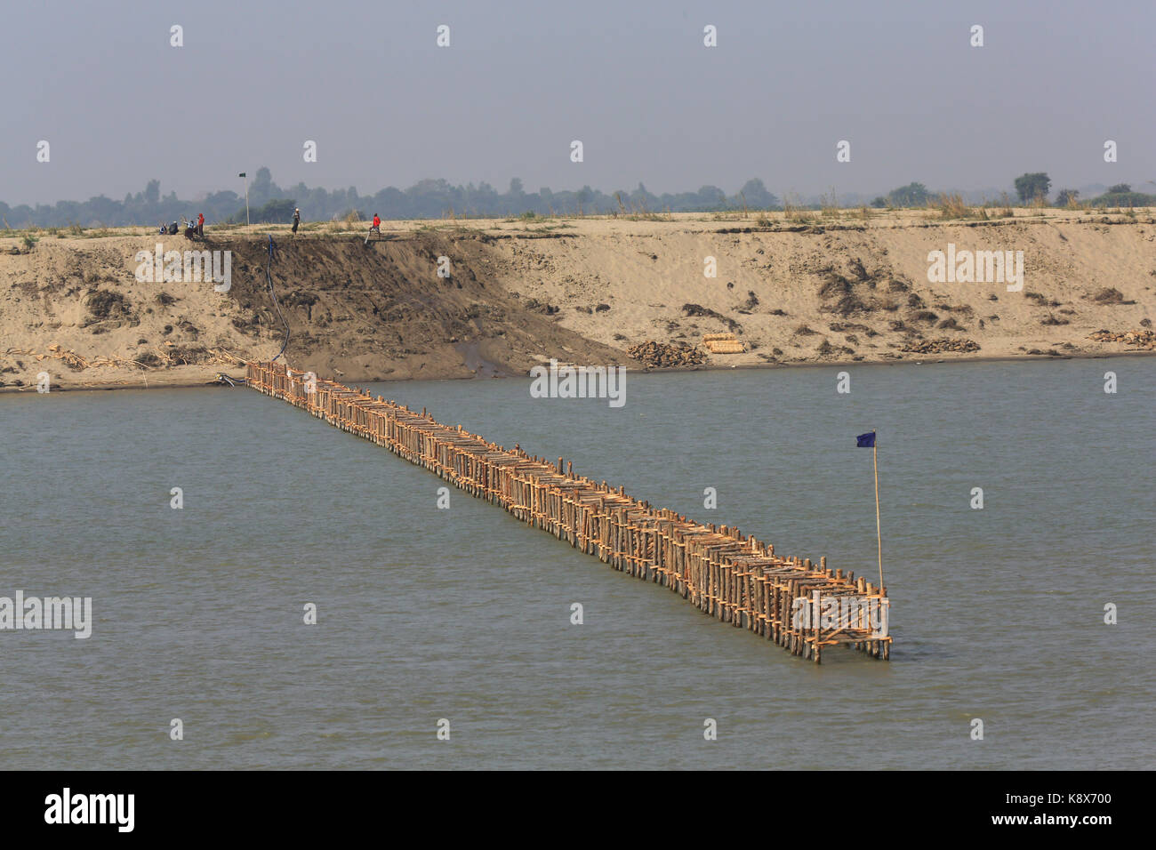 Protezione della sponda del fiume e le strutture di formazione in modo altamente intrecciato di sezione inferiore del fiume Irrawaddy in Myanmar (Birmania) per migliorare la navigazione fluviale. Foto Stock
