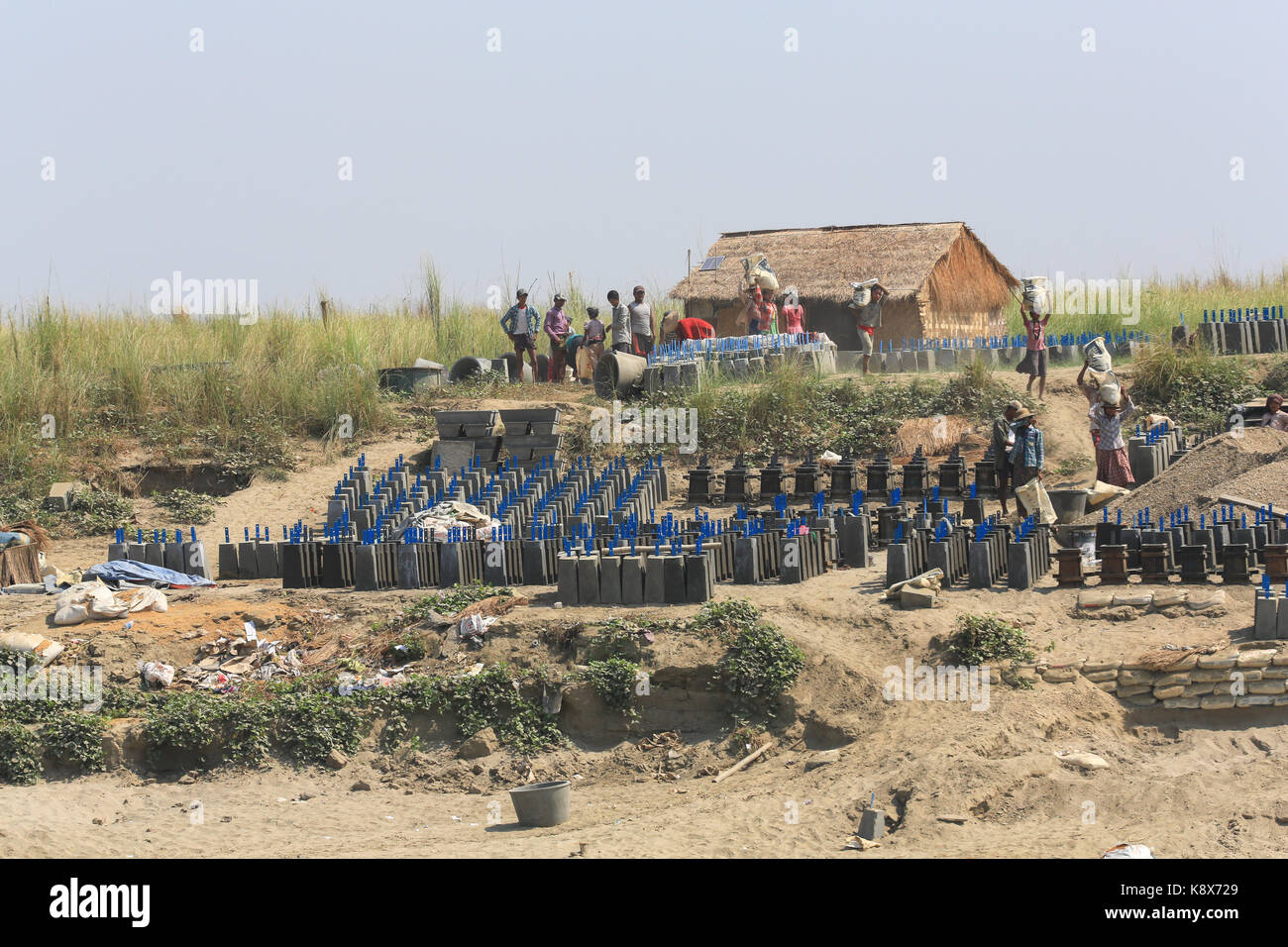 I prefabbricati di calcestruzzo industria sui banchi di sabbia di fiume Irrawaddy in Myanmar (Birmania). Foto Stock