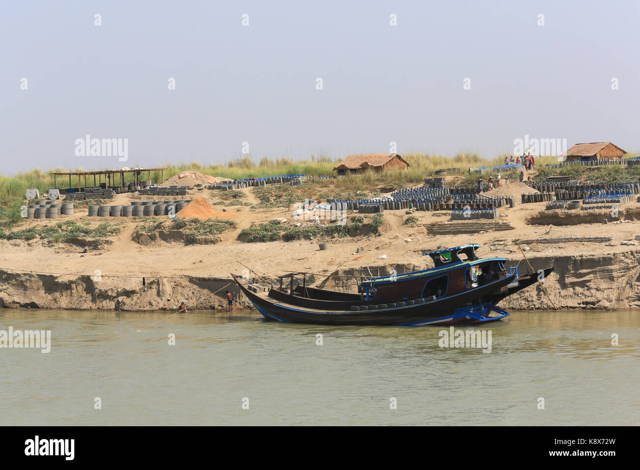 I prefabbricati di calcestruzzo industria sui banchi di sabbia di fiume Irrawaddy in Myanmar (Birmania). Foto Stock