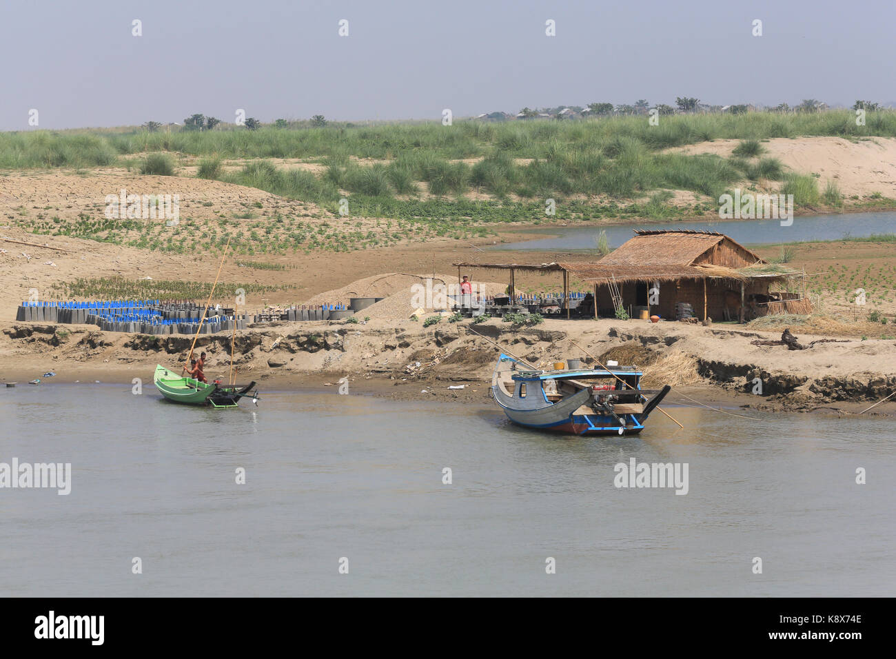 I prefabbricati di calcestruzzo industria sui banchi di sabbia di fiume Irrawaddy in Myanmar (Birmania). Foto Stock