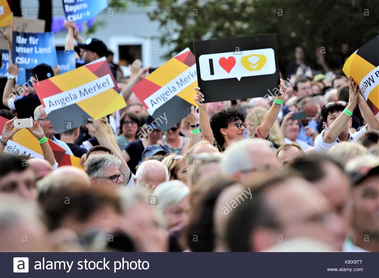 I sostenitori del cancelliere tedesco Angela Merkel sollevano cartelloni in un rally a Erlangen Bavaria durante la campagna elettorale Foto Stock
