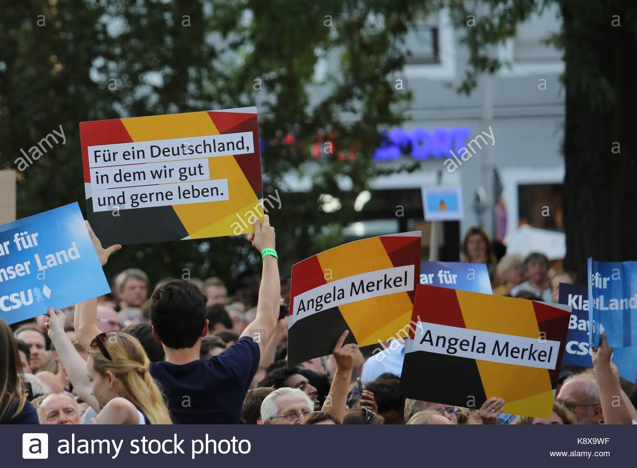 I sostenitori del cancelliere tedesco Angela Merkel sollevano cartelloni in un rally a Erlangen Bavaria durante la campagna elettorale Foto Stock