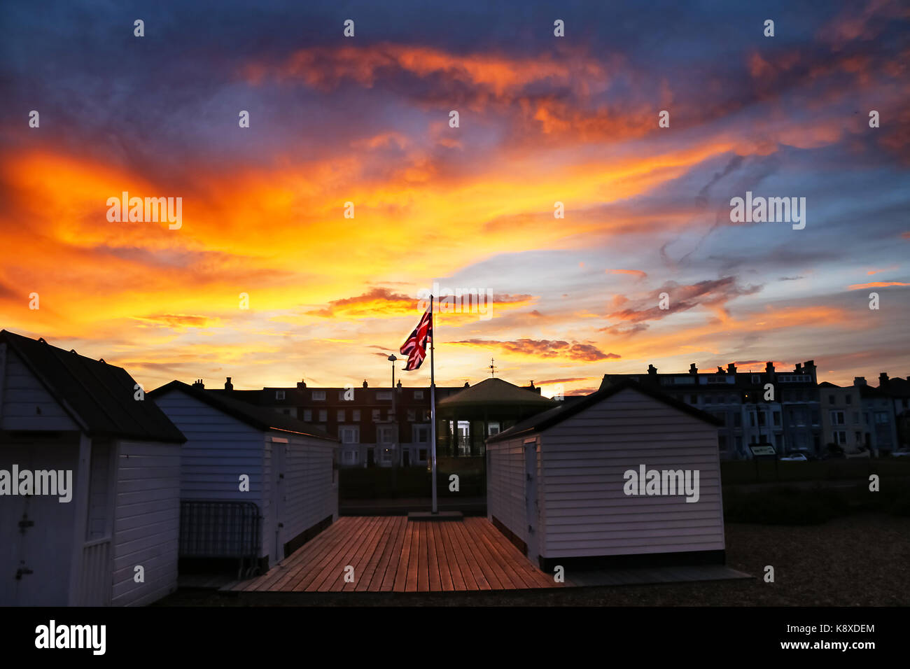 Walmer bandstand, capanne e union jack al tramonto Foto Stock