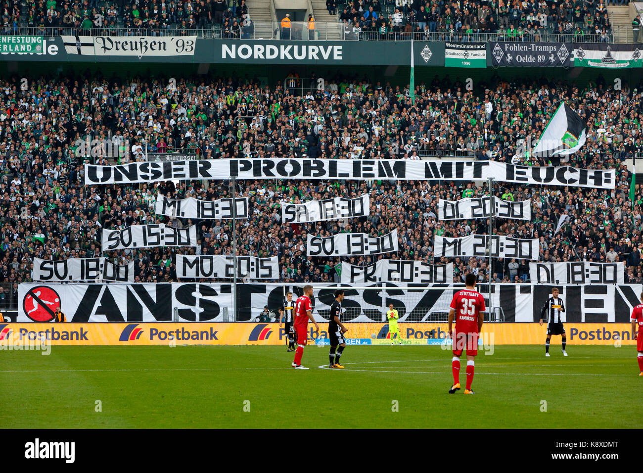 Sport, calcio, Bundesliga, 2017/2018, borussia moenchengladbach vs VFB Stuttgart 2:0, stadio borussia park, stadio vista, stand, stand, visitatori, spettatori, gladbach i tifosi di calcio in nordkurve presente molto di banner e si lamentano per il tedesco della football association dfb about troppo kick-off times e troppo giornate settimanali Foto Stock