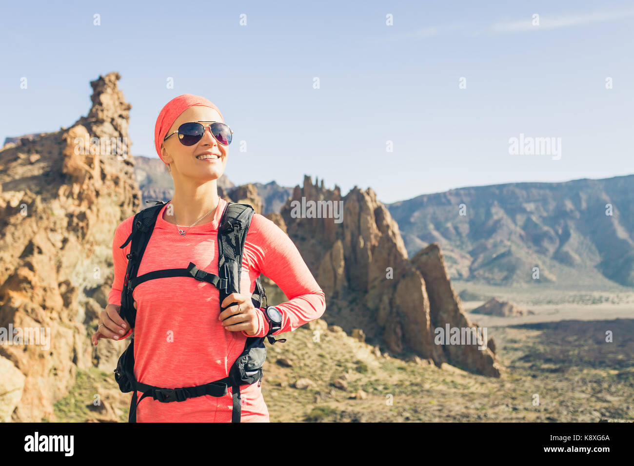 La donna ha raggiunto degli escursionisti di montagna. Ispirare e motivare il concetto di attività all'aperto. Runner scalatore o guardando il paesaggio di ispirazione su Foto Stock