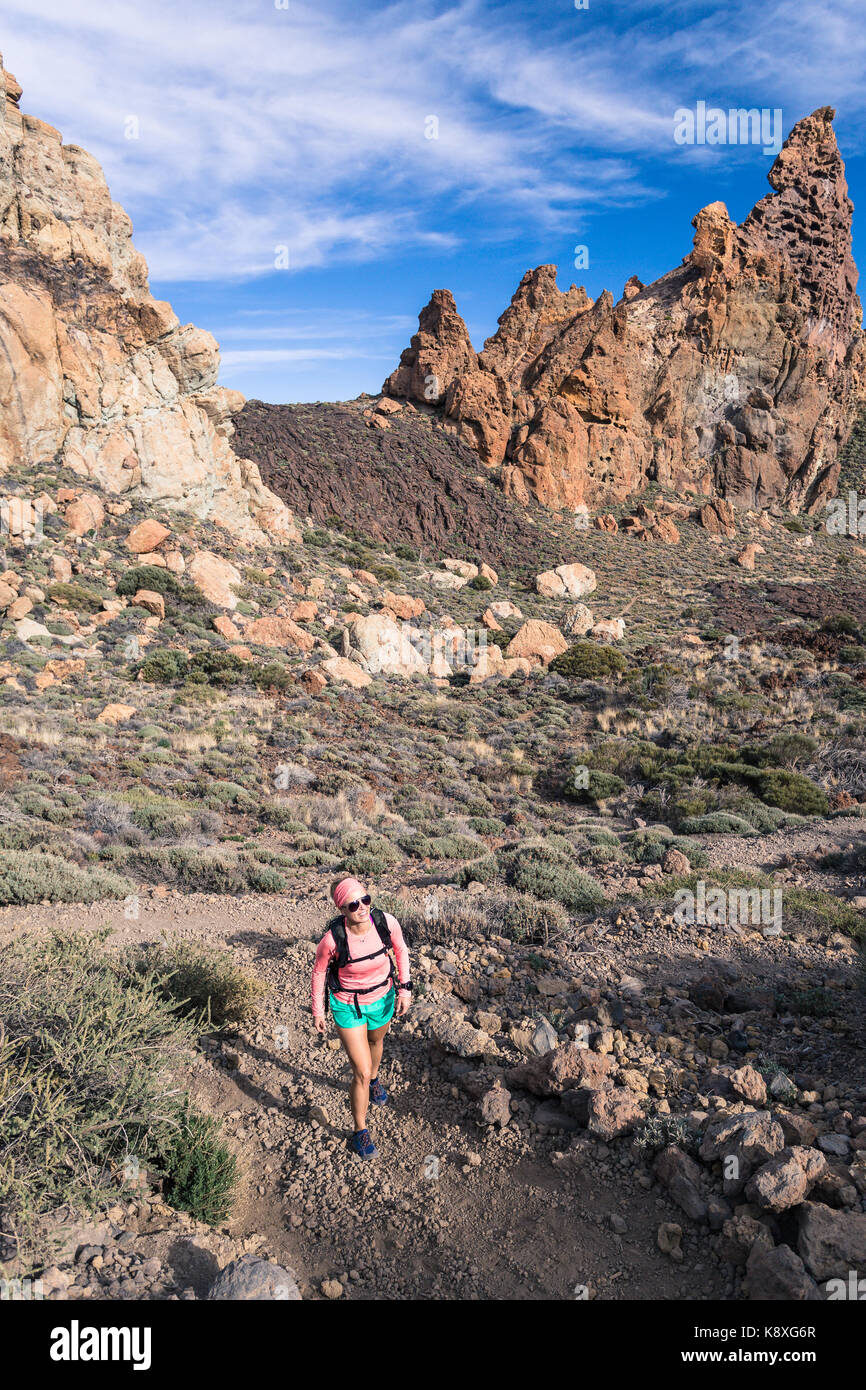 Felice ragazza escursionista camminando sul sentiero di montagna. Ispirare e motivare il concetto, attività all'aperto. Runner scalatore o guardando landscap ispiratore Foto Stock