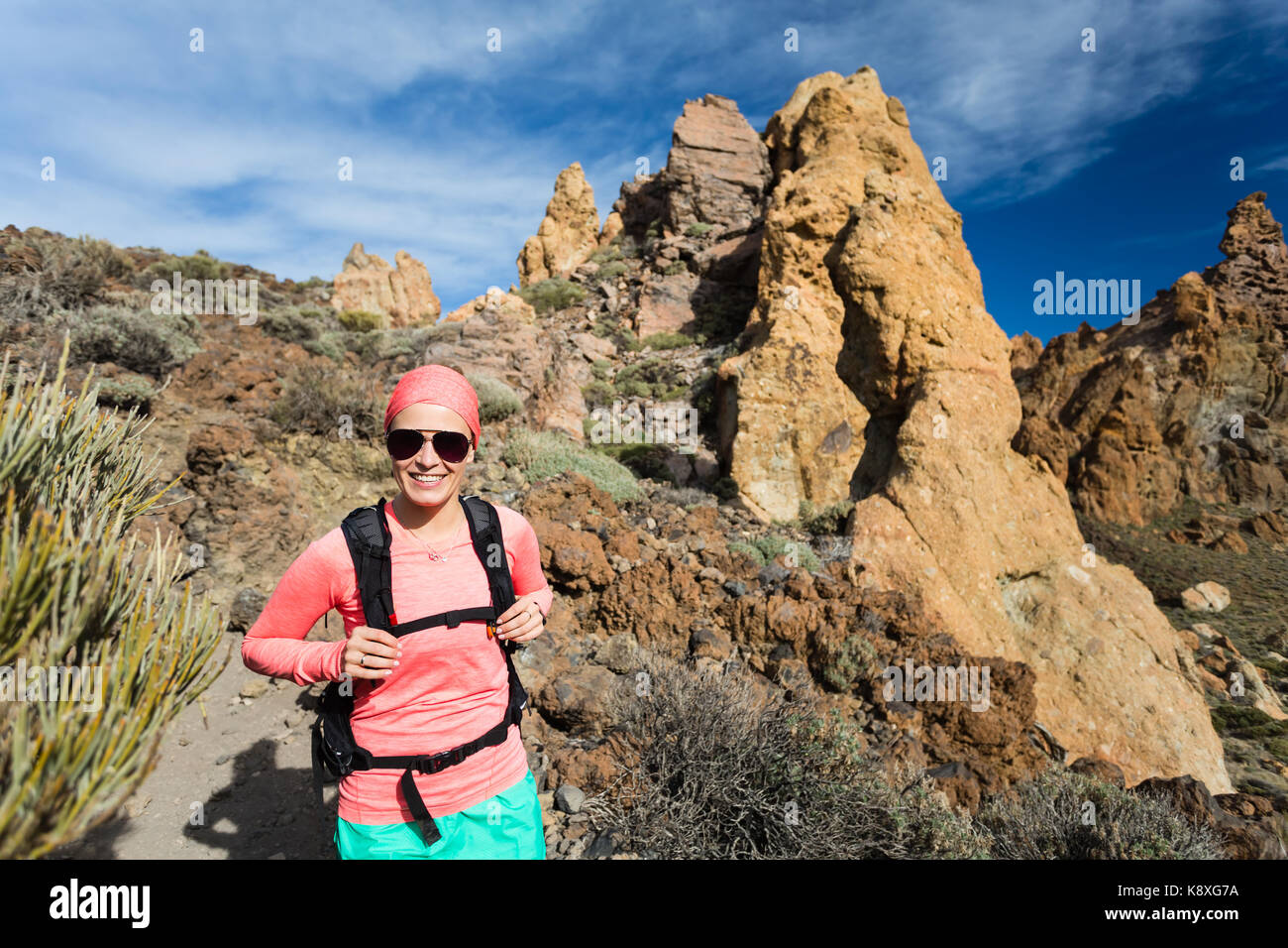 Felice ragazza escursionista camminando sul sentiero di montagna. Ispirare e motivare il concetto, attività all'aperto. Runner scalatore o guardando landsca ispiratore Foto Stock