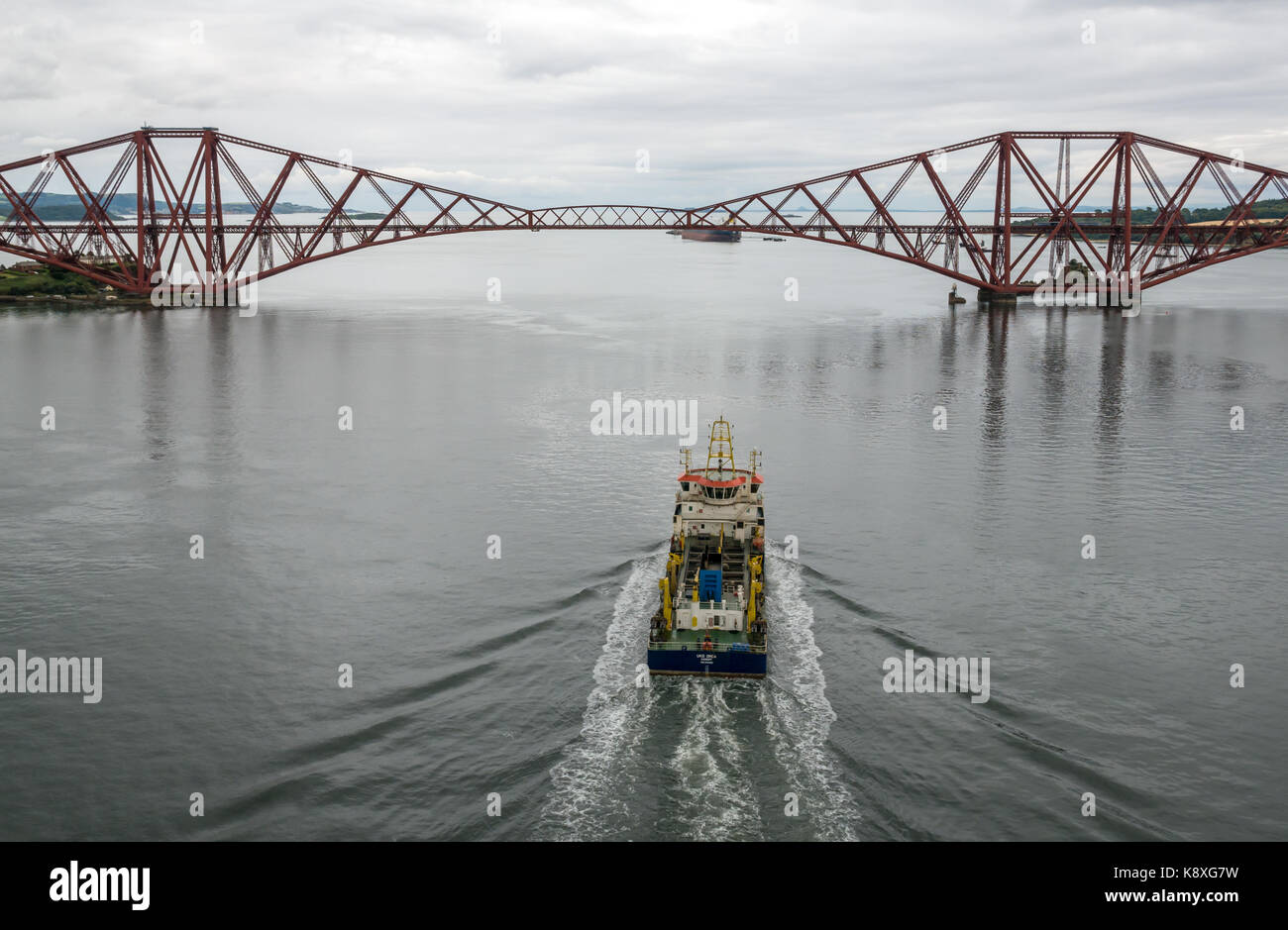 UKD Orca, una tramoggia di aspirazione draga a vela a sbalzo verso il Ponte di Forth Rail in acque calme, Firth of Forth, Scotland, Regno Unito Foto Stock