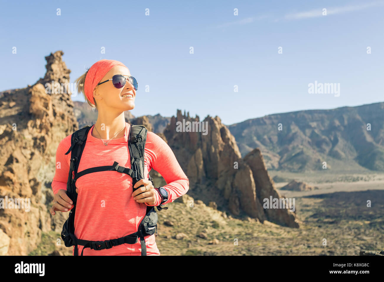 La donna ha raggiunto degli escursionisti di montagna. Ispirare e motivare il concetto di attività all'aperto. Runner scalatore o guardando il paesaggio di ispirazione su Foto Stock