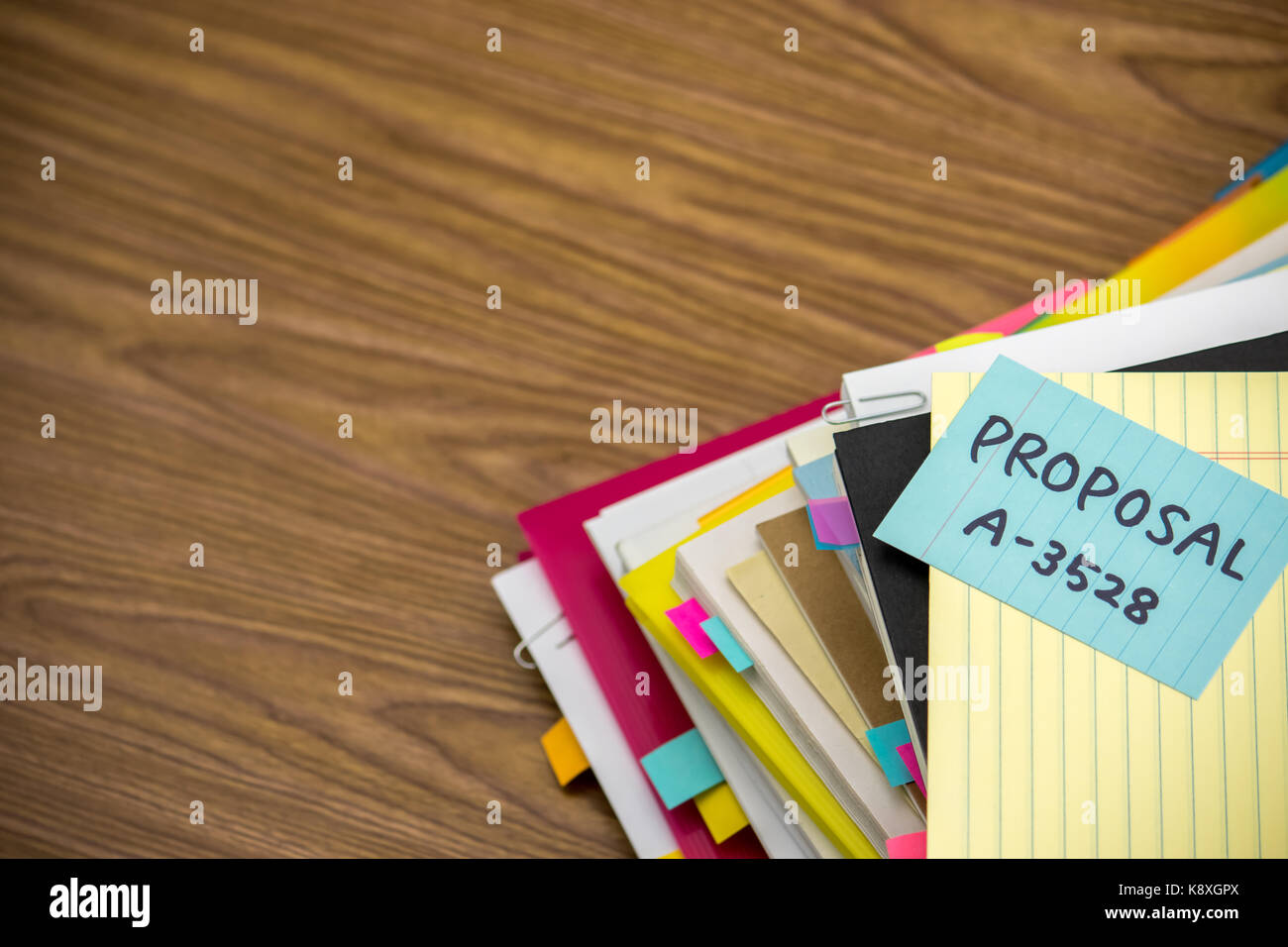 Proposta; la pila di documenti aziendali sulla scrivania Foto Stock