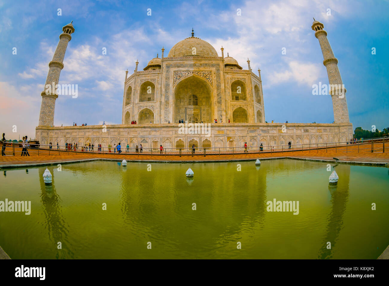 Agra, India - 20 settembre 2017: il Taj Mahal è un bianco-avorio mausoleo di marmo sulla riva sud del fiume Yamuna nella città indiana di Agra, Uttar Pradesh, effetto fish-eye Foto Stock