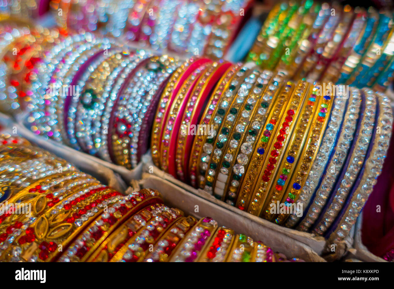 Jaipur, India - 20 settembre 2017: colorati polso indiano braccialetti accatastati in pile sul display in un negozio Foto Stock