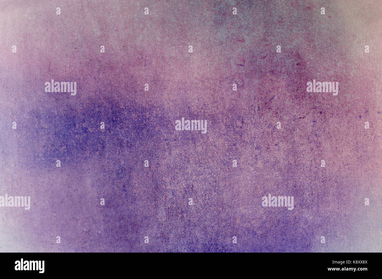 La combinazione di sfondo una ruvida, lacunose grunge texture con gocce di pioggia in fusione di colori rosa e viola, Foto Stock