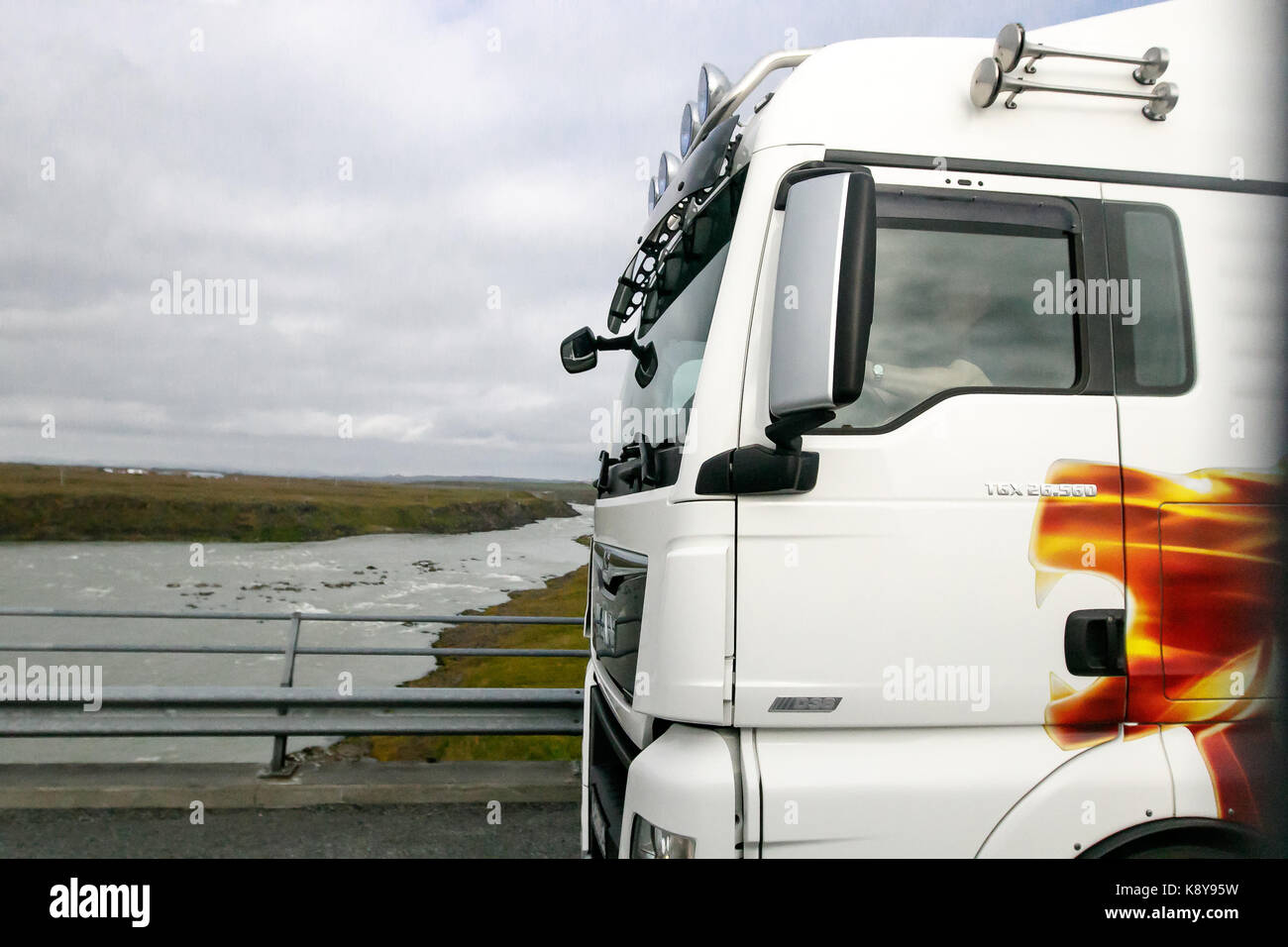 Accelerare il carrello su una strada in Islanda come visto da un minibus nella corsia adiacente. Foto Stock