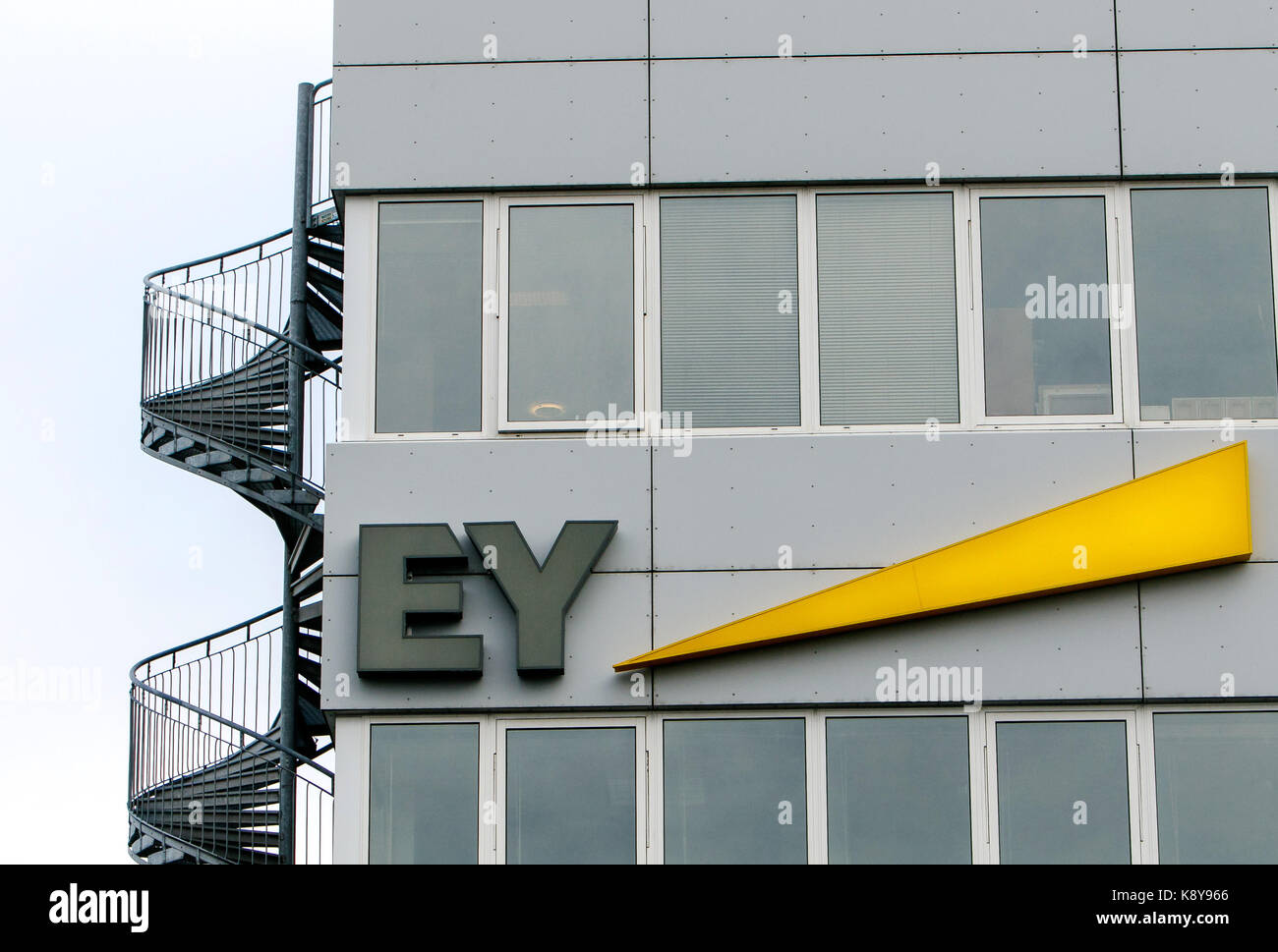 Ernst & Young corporate digital signage è attaccato ad un edificio in Reykjavik. Foto Stock