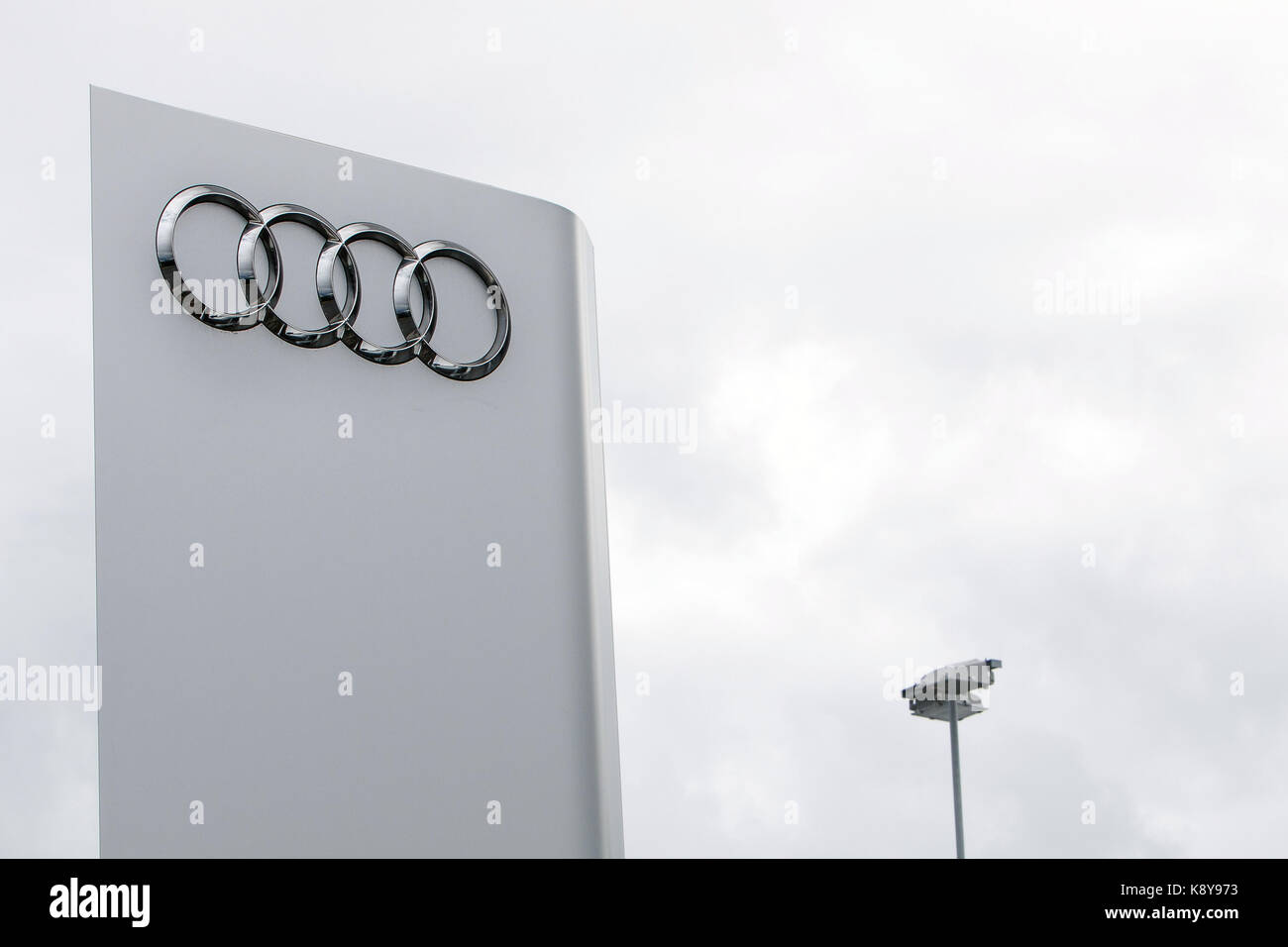 Audi logo in cima ad un palo a loro concessionaria in Reykjavik. Foto Stock