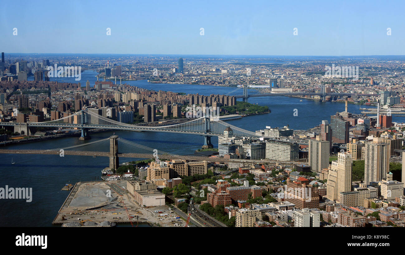 Vista aerea della città di New York con East River e Brooklyn, Manhattan, Williamsburg e il Queensboro Bridge visibile. Foto Stock