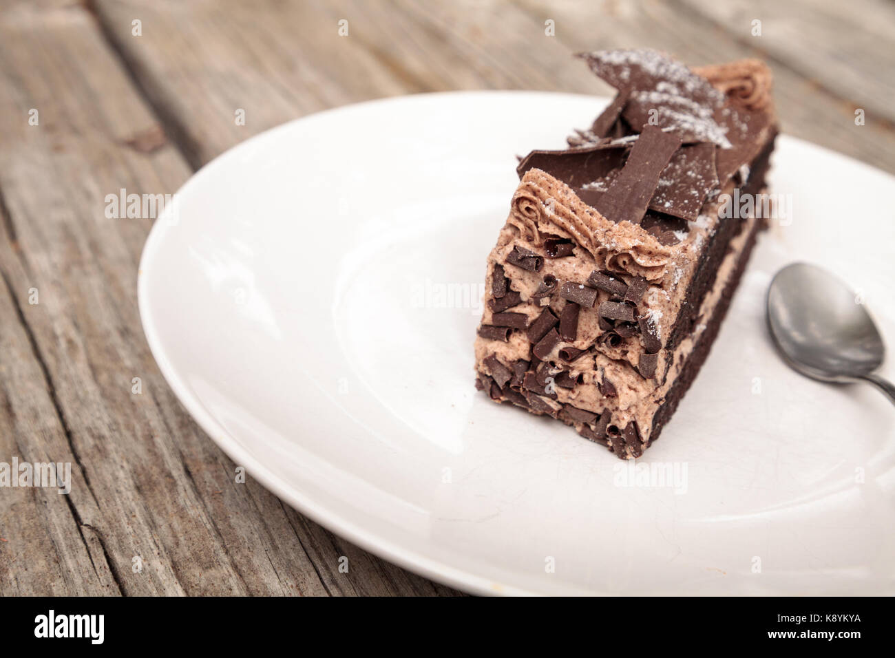 Diavoli umido cibo torta al cioccolato chiamato torta parigina con una mousse al cioccolato la glassa e scaglie di cioccolato fondente. Foto Stock