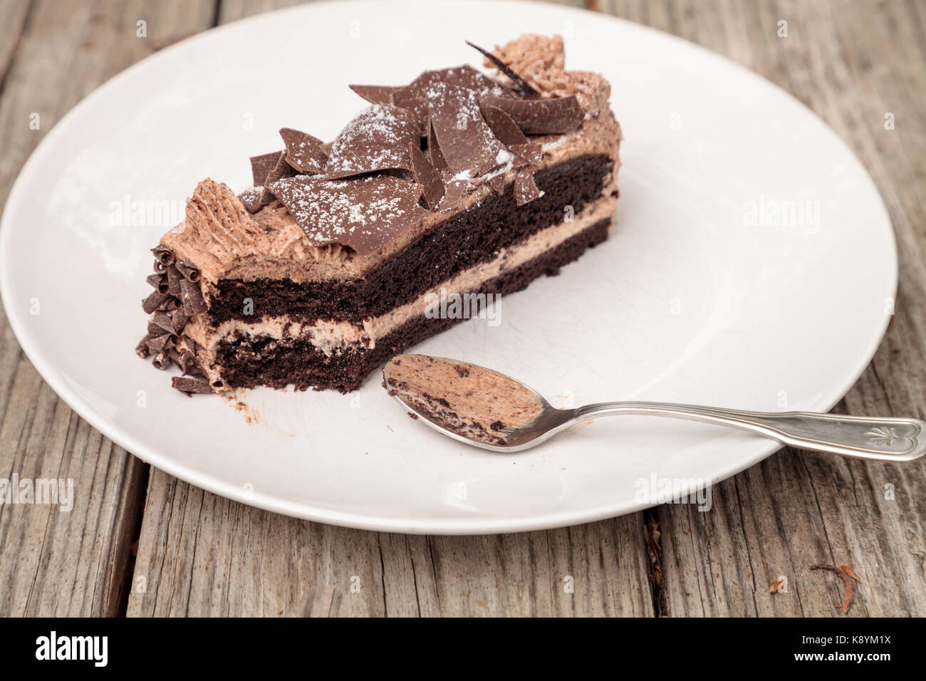Diavoli umido cibo torta al cioccolato chiamato torta parigina con una mousse al cioccolato la glassa e scaglie di cioccolato fondente. Foto Stock