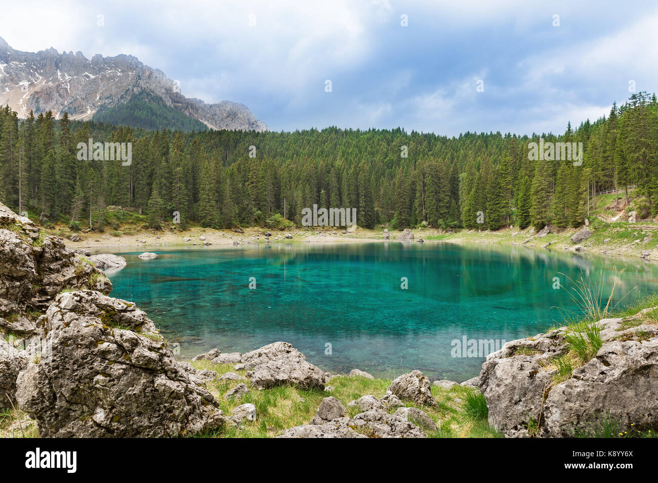 Vista sul lago di carezza in italia Foto Stock