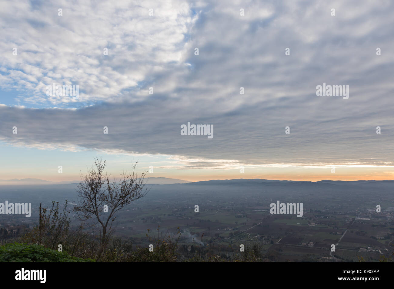 A n vista aerea dell'umbria valle al tramonto, con molto basse nuvole e colori caldi Foto Stock