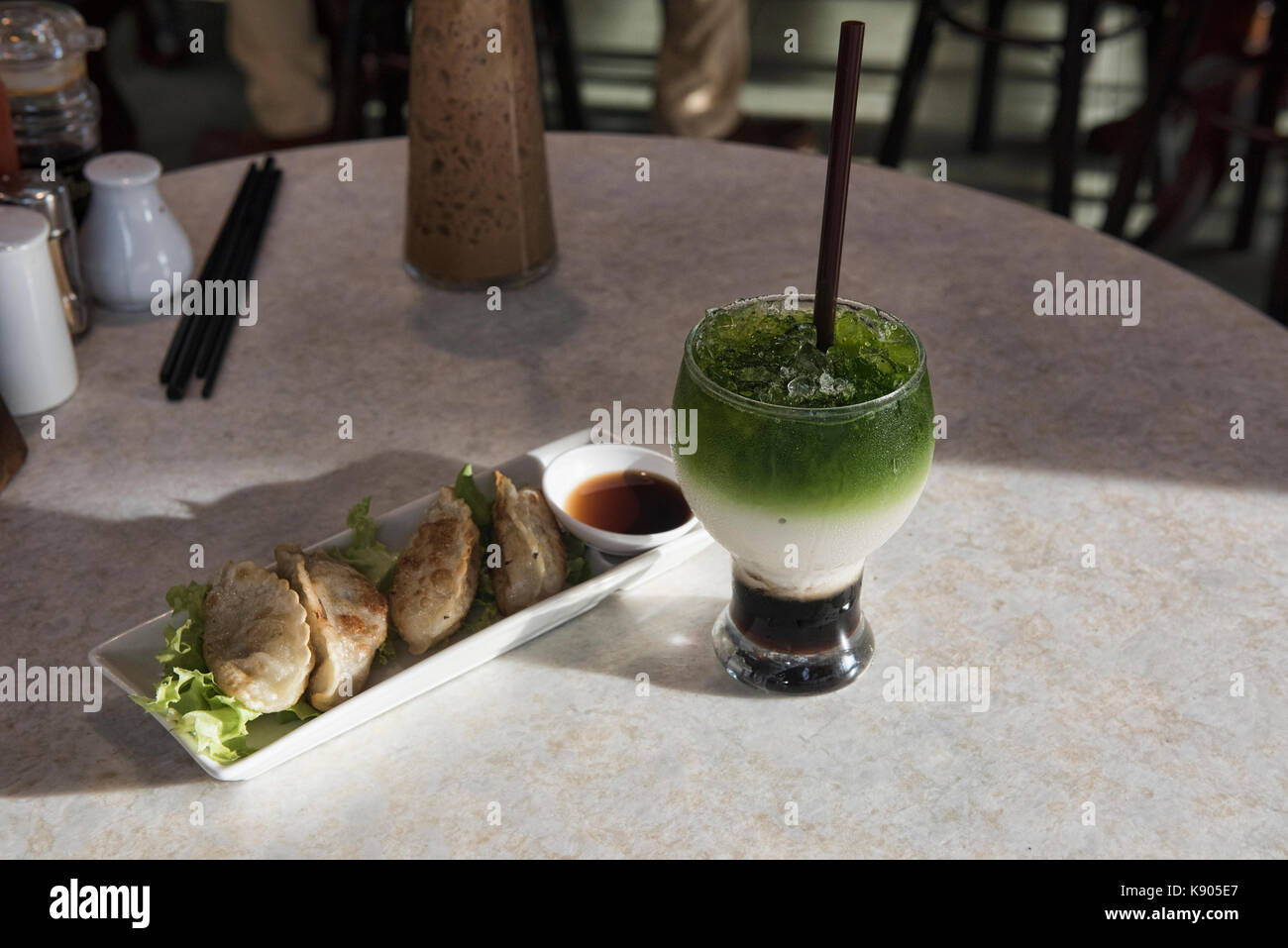 Matcha latte e gyoza presso Old school Chinese coffee shop kofi hya tai kee, bangkok, Thailandia Foto Stock