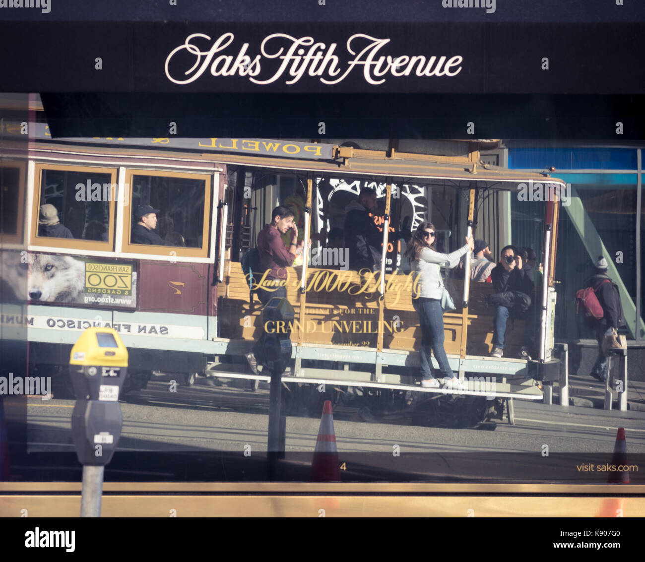 Un riflesso di un hyde-powell street car dalla finestra della Saks Fifth Avenue store di Union Square a san Francisco. Foto Stock