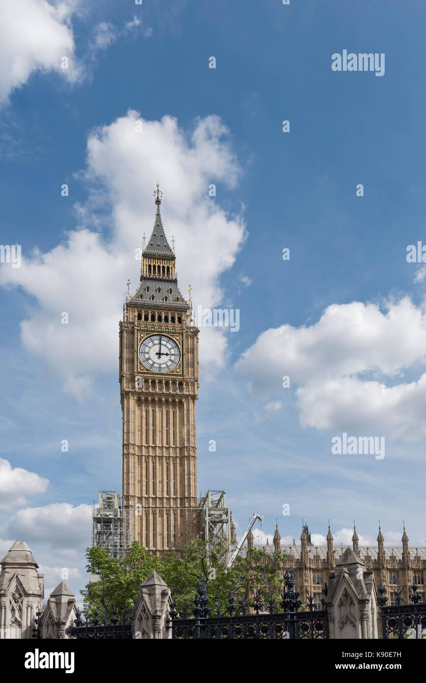 London, Regno Unito - agosto 17, 2017: al Parlamento di riconsiderare la lunghezza di tempo il big ben sarà silenziato durante i lavori di ristrutturazione . La campana è di essere messi fuori Foto Stock