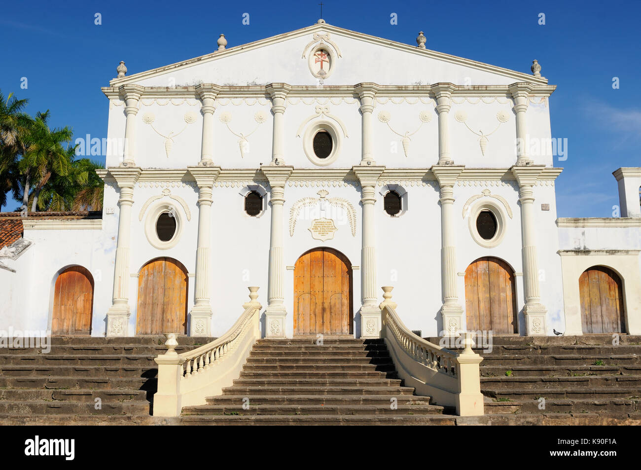 Granada - la più antica coloniale città spagnola in Nicaragua è dotato di rivestimento chiese, le belle coperte di palme plaza e la colorata architettura. Foto Stock