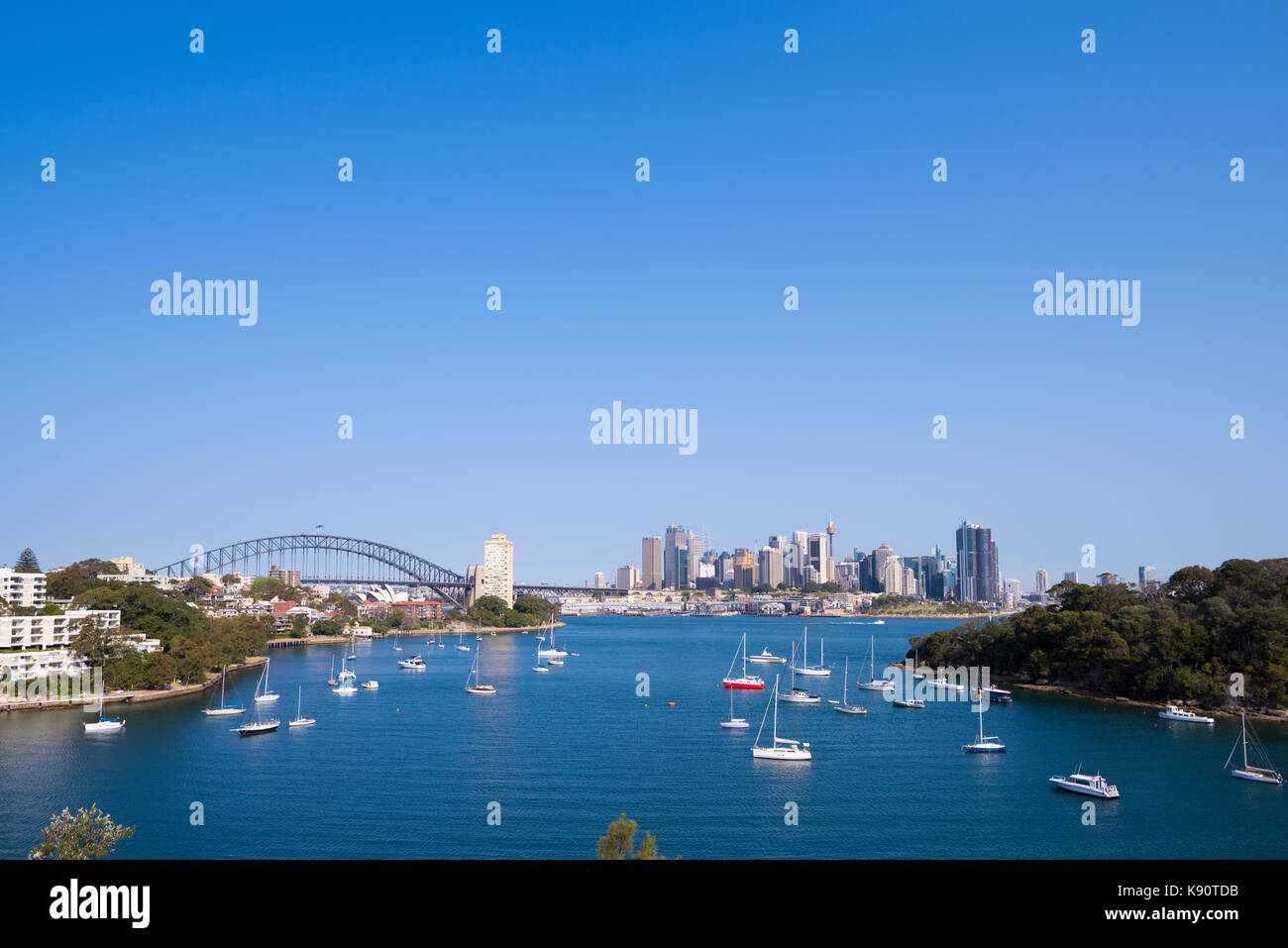 Berrys Bay Lookout guardando verso Sydney CBD su una chiara, fine giornata con un cielo azzurro, Waverton, North Shore, Sydney, NSW, Australia Foto Stock