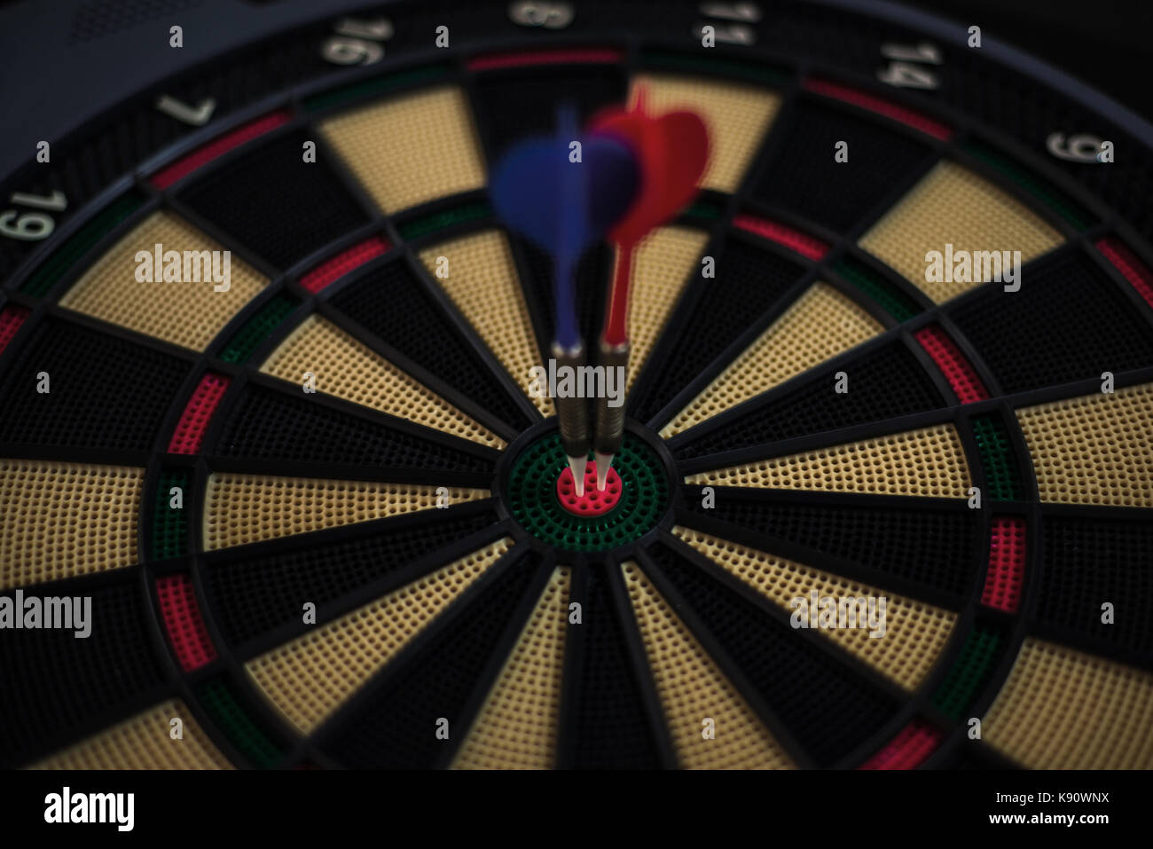 Due freccette in un DART board Foto Stock