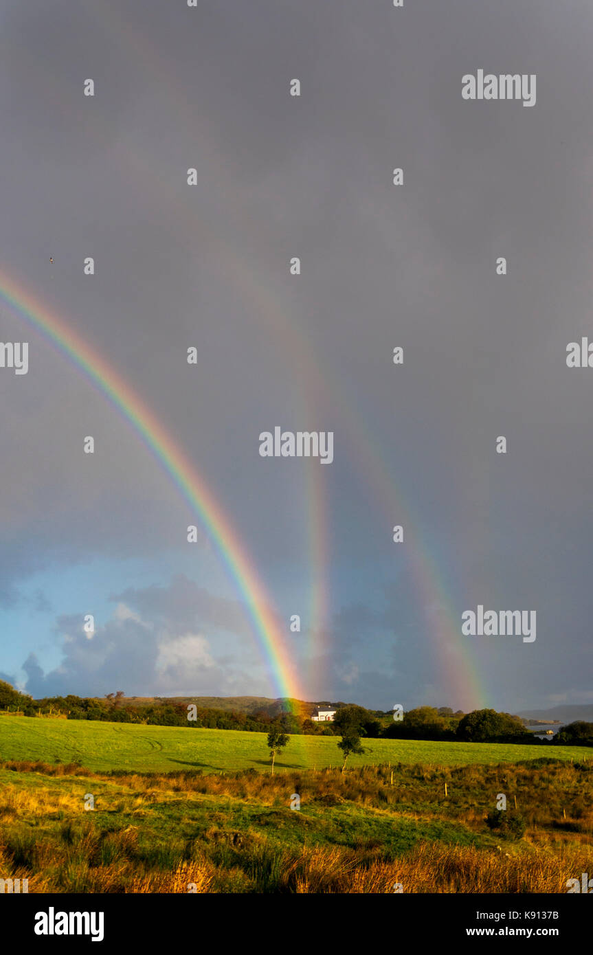 Ardara, County Donegal, Irlanda. Xxi Sett 2017. Regno Unito Meteo. Un insolito e raro triple rainbow appare sopra Loughros Point per l'Irlanda "Wild Atlantic modo". Credito: Richard Wayman/Alamy Live News Foto Stock