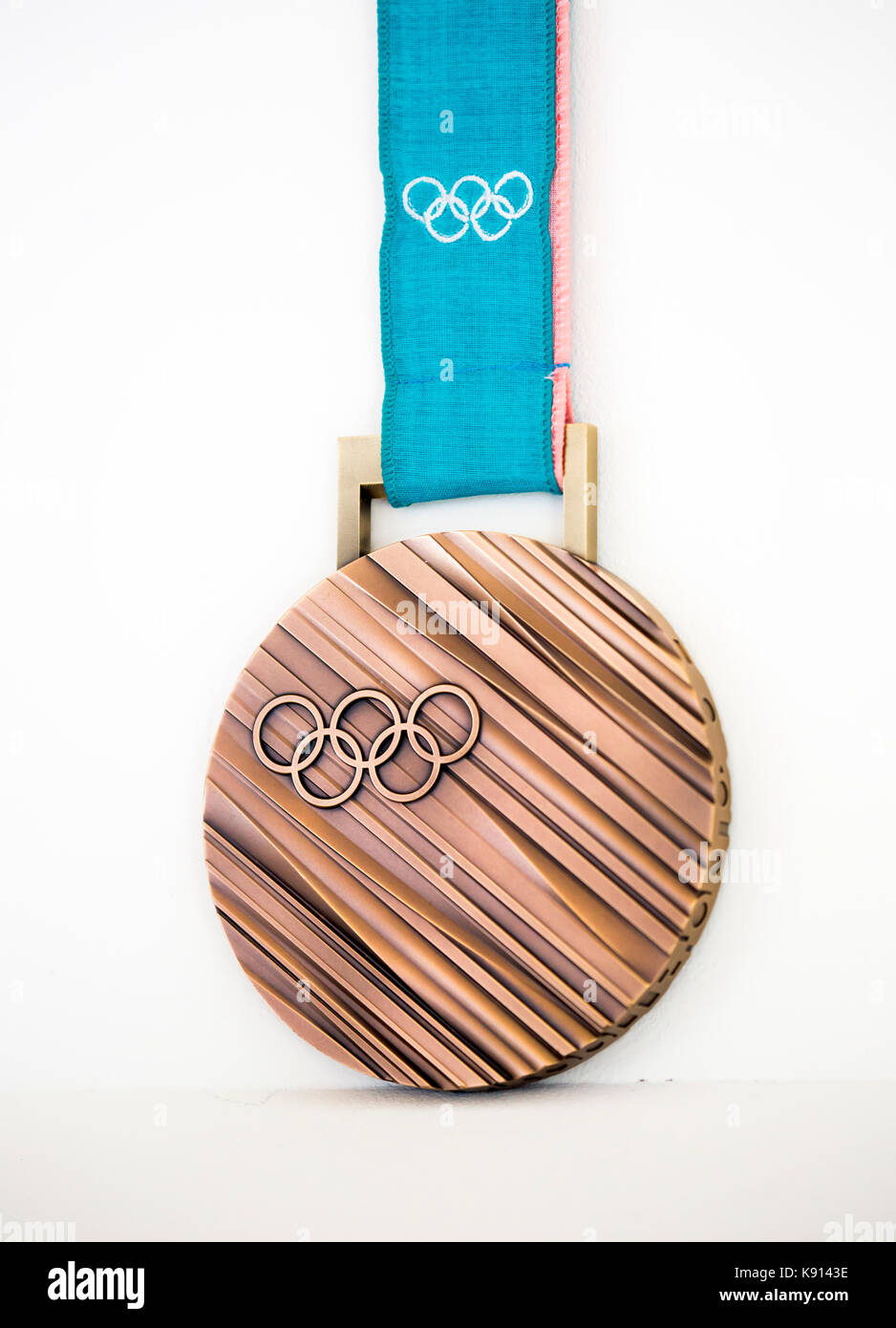 Seoul, Corea del sud. Xxi Sep, 2017. con la medaglia di bronzo del 2018 pyeongchang olimpiadi invernali, Sep 21, 2017 : una medaglia di bronzo del 2018 pyeongchang olimpiadi invernali è visto in una cerimonia di inaugurazione a Seul, in Corea del Sud. Il xxiii giochi olimpici invernali si terrà a pyeongchang, circa 180 km (112 miglia a est di Seoul per 17 giorni dal febbraio 9-25, 2018. Credito: Lee Jae-won/aflo/alamy live news Foto Stock