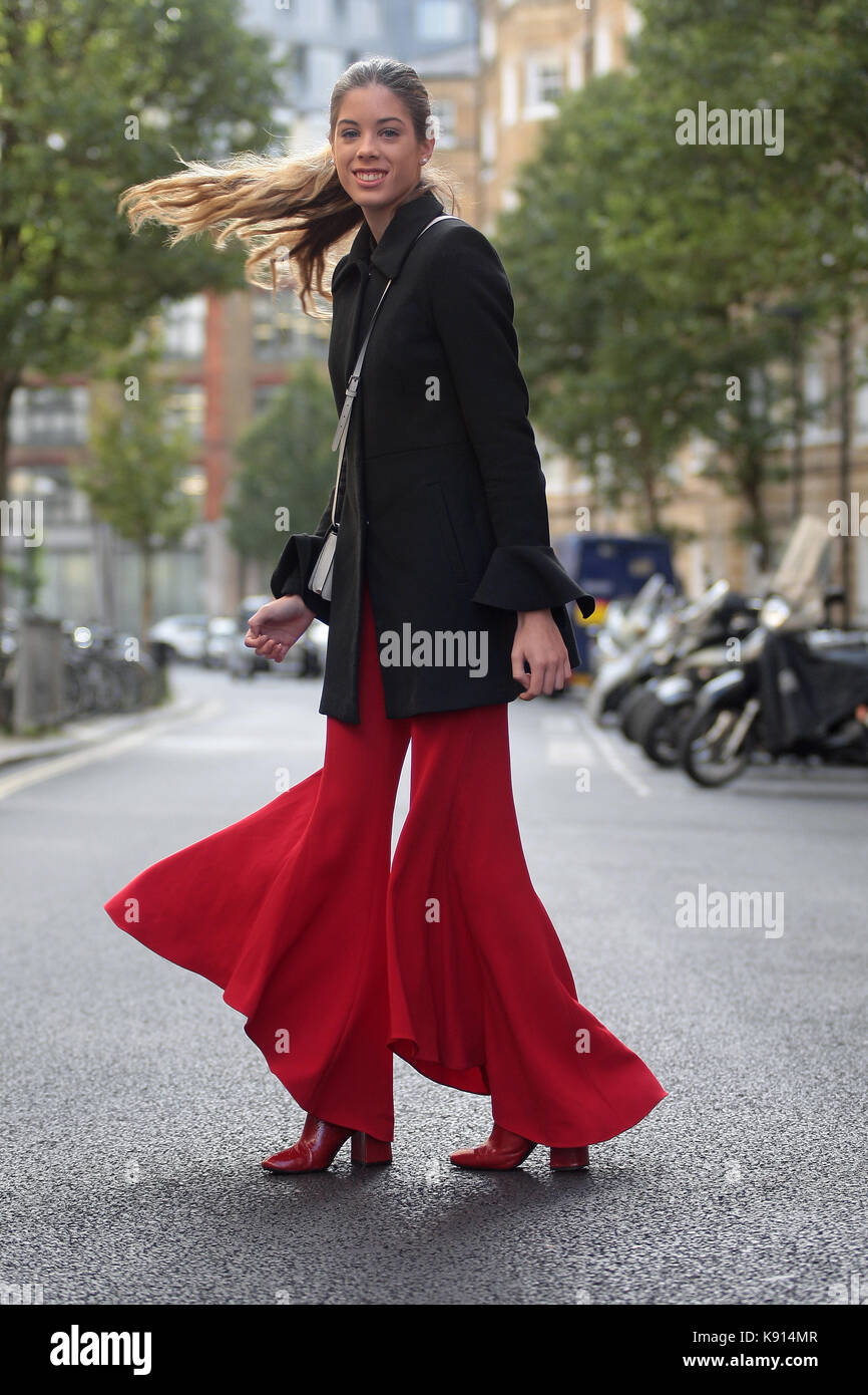 Street style dal giorno uno del London Fashion Week, primavera estate 2018, venerdì 15 settembre 2017. immagine mostra alva da madrid spagna. indossa red bell fondo pantalone con red shoes e una giacca nera con una mini borsa a tracolla, tutti da Zara. Foto Stock