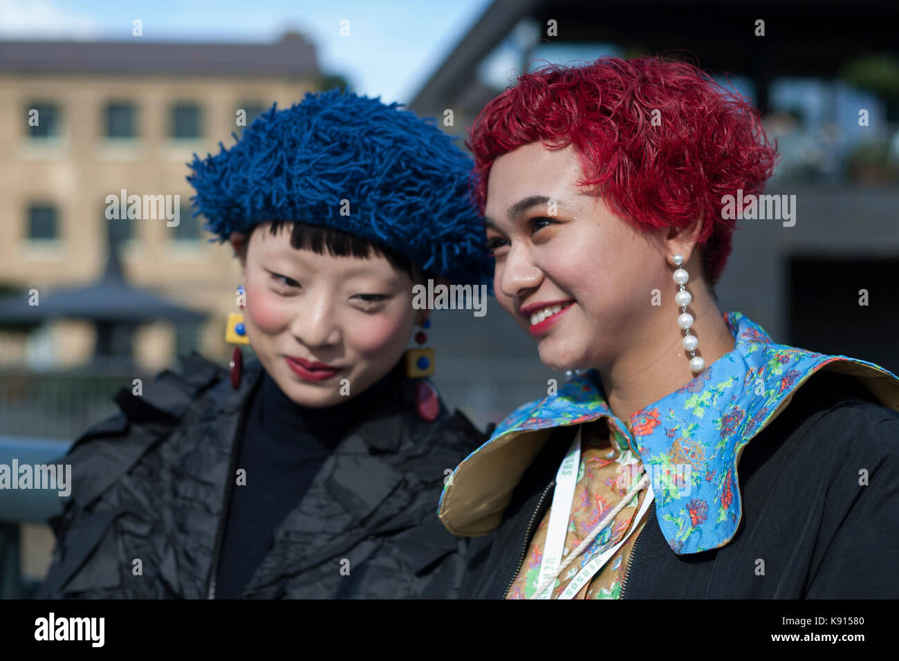 Street style dal terzo giorno della settimana londinese della moda, primavera estate 2018, domenica 17 settembre 2017. immagine mostra moe inzali con i capelli rossi, indossando una ha fatto di sé stessa e un cappotto vintage. Il suo amico con il cappello blu è tahi kim. indossa una ispirazione vittoriana top da comme des garcons e un cappello vintage. Foto Stock