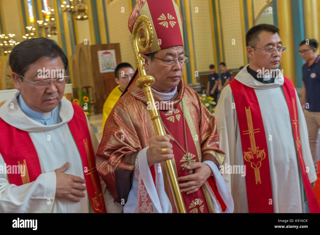 Pechino, Cina. Xxi Sep, 2017. L Arcivescovo Giuseppe Li Shan di Pechino assiste una massa per celebrare il decimo anniversario della sua ordinazione sacerdotale il 21 settembre, 2017 a xishiku chiesa, ufficialmente sancita la chiesa cattolica a Pechino, in Cina. il vaticano i propri sforzi per sanare una decennale rift con la Cina sembra essersi bloccato, con ciascun lato ancora riluttanti ad accettare controverso vescovi nominati dall'altra. Credito: lou linwei/alamy live news Foto Stock