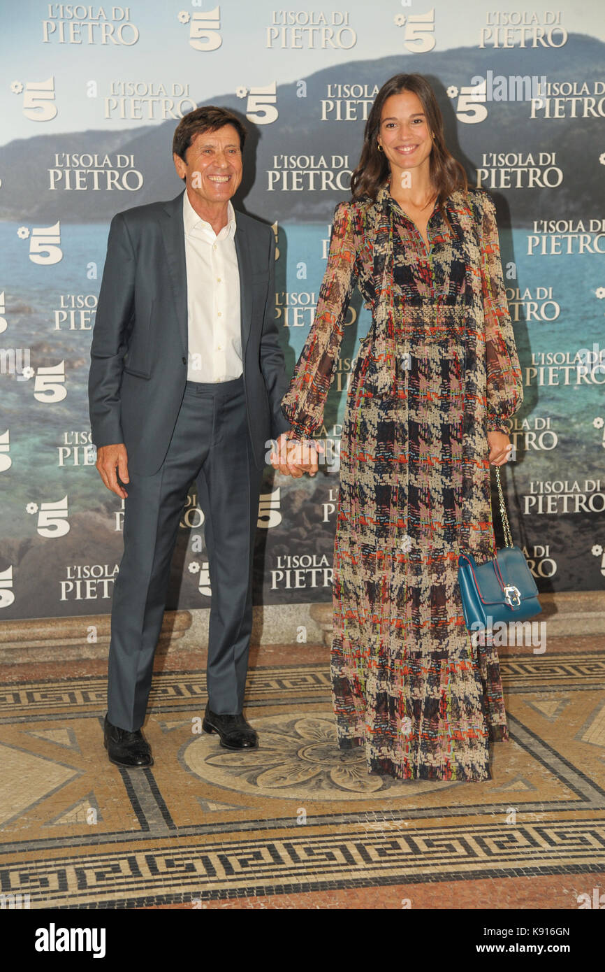 Milano, Italia. Xxi sett, 2017. presentazione a milano arena di ficton per il canale 5 'l'isola di Peter'. Nella foto: Gianni Morandi con chiara baschetti. Credito: indipendente photo agency srl/alamy live news Foto Stock
