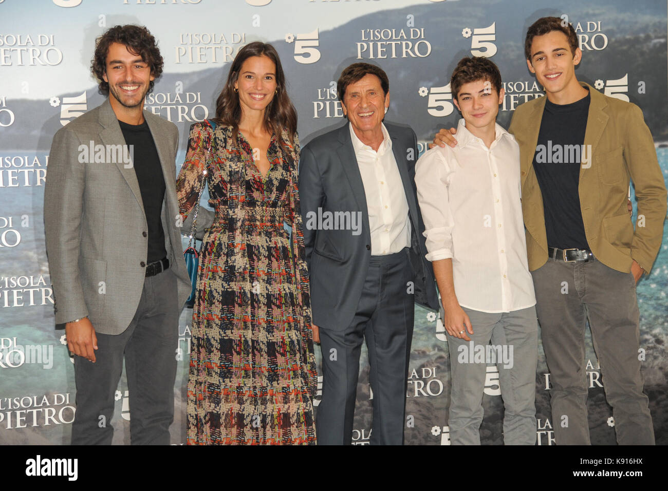 Milano, Italia. Xxi sett, 2017. presentazione a milano arena di ficton per il canale 5 'l'isola di Peter'. Nella foto: michele rosiello, chiara baschetti, Gianni Morandi, federico russo e daniele rampello credit: indipendente photo agency srl/alamy live news Foto Stock