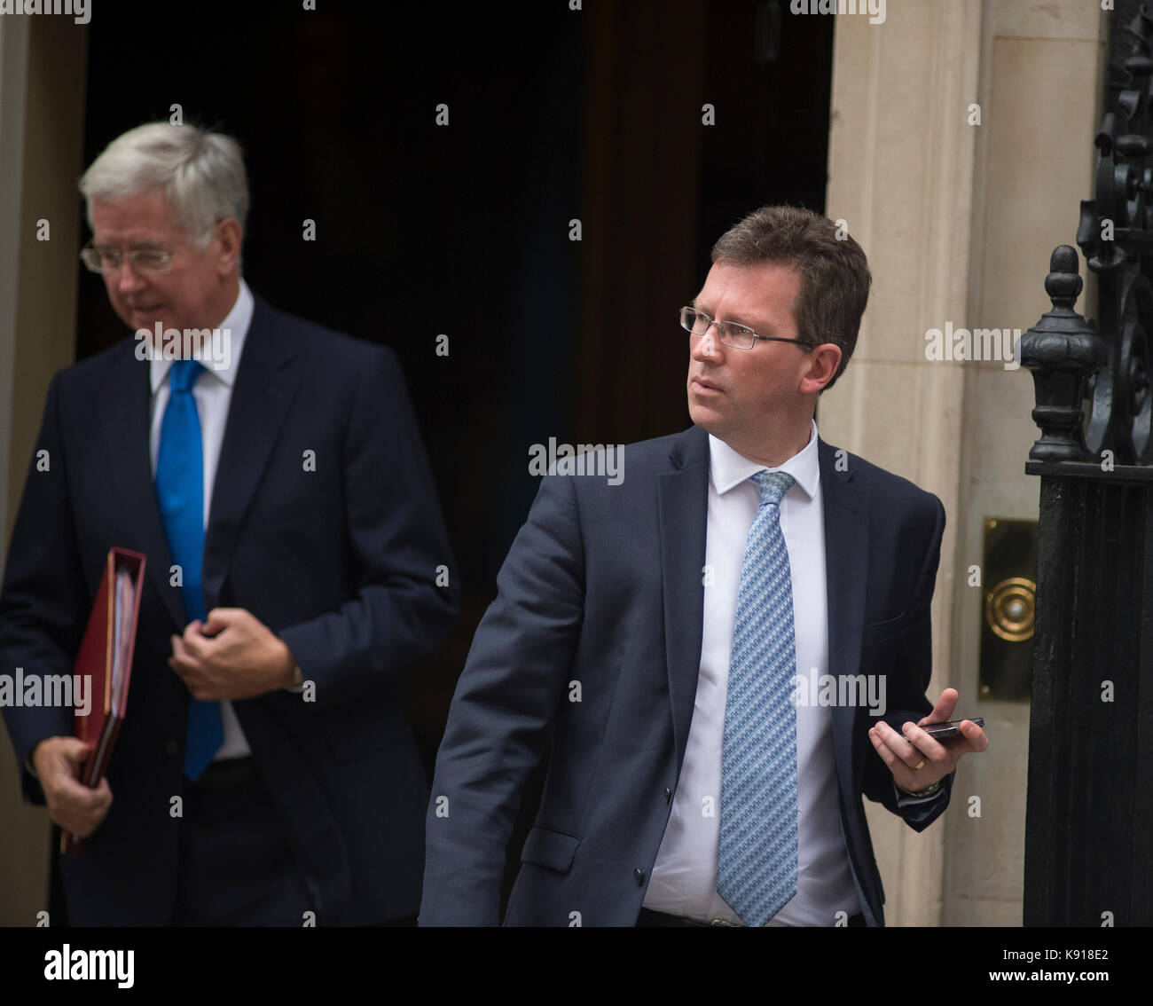 A Downing Street, Londra, Regno Unito. 21 settembre 2017 pm theresa maggio chiede una speciale riunione del gabinetto al n. 10 dopo il suo ritorno da new york, prima di recarsi a Firenze da venerdì 22 settembre a dare un importante discorso brexit. photo: Sir Michael fallon; Jeremy wright qc. Credito: malcolm park/alamy live news. Foto Stock