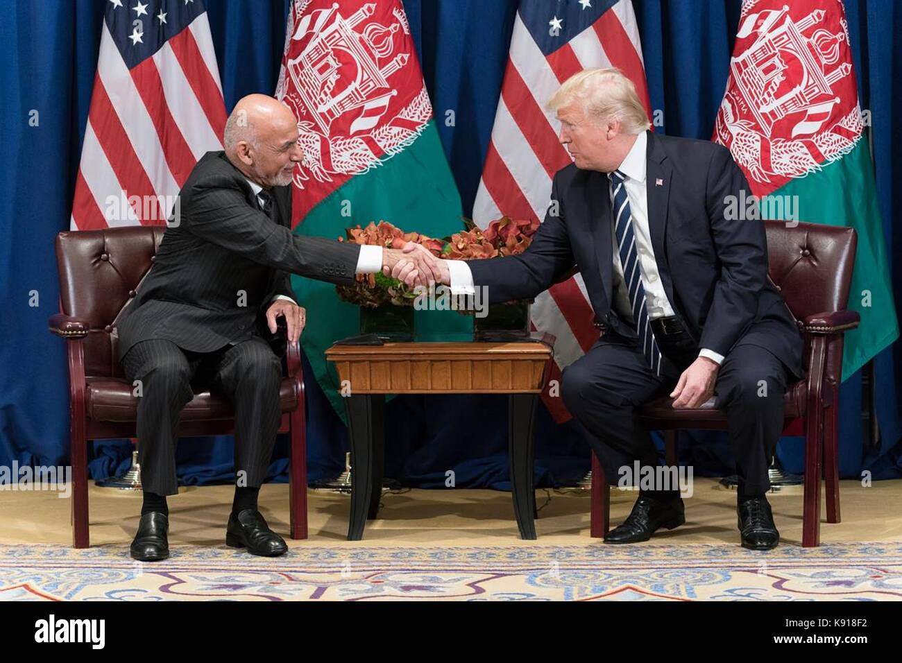 New York, New York, Stati Uniti. 21 settembre 2017. Il presidente degli Stati Uniti Donald Trump stringe le mani con il presidente afgano Ashraf Ghani prima dell'inizio di un incontro bilaterale a margine della 72a sessione dell'Assemblea generale delle Nazioni Unite al Palace Hotel il 21 settembre 2017 a New York City. Credit: Planetpix/Alamy Live News Foto Stock