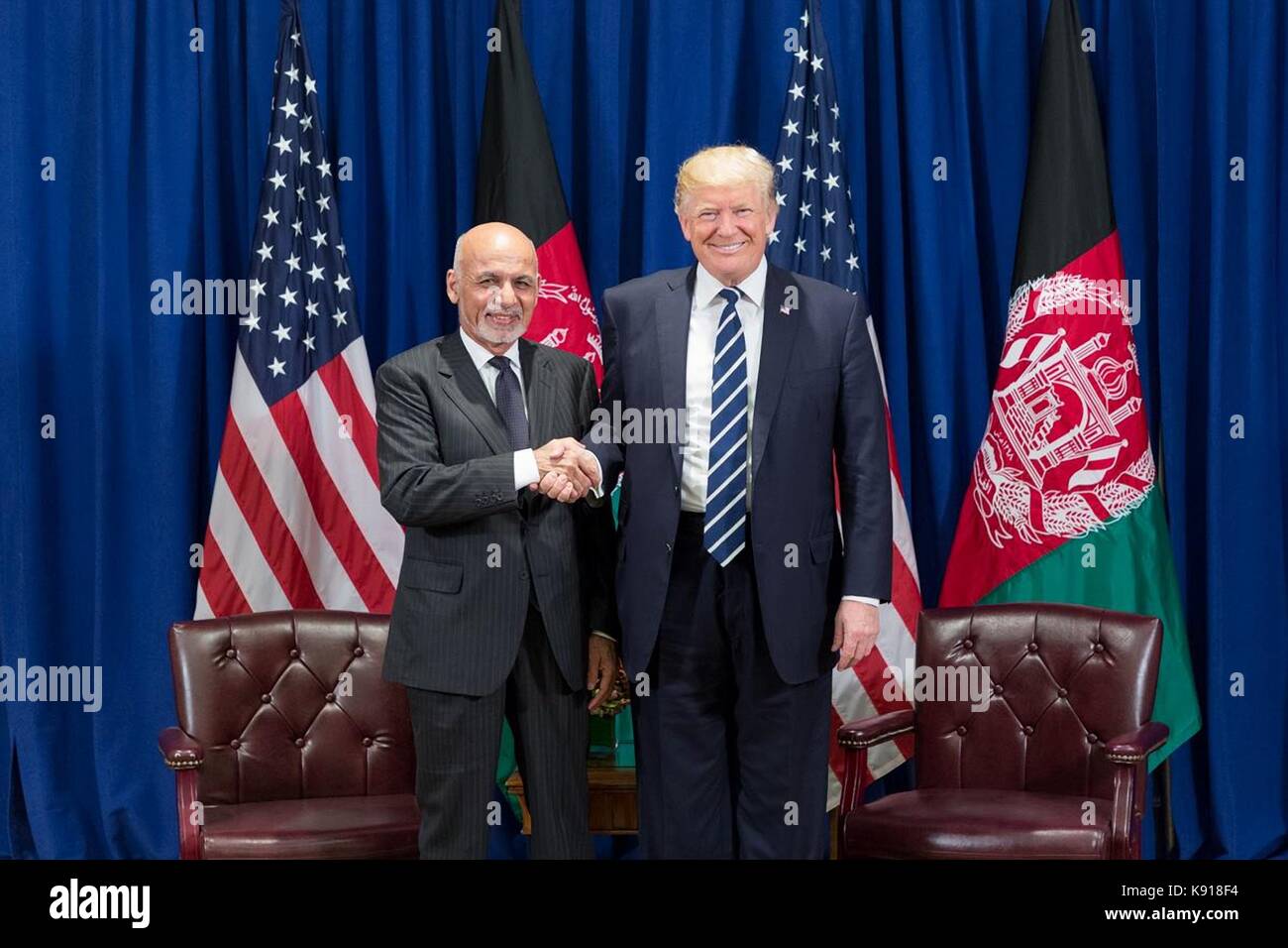 New York, New York, Stati Uniti. 21 settembre 2017. Il presidente degli Stati Uniti Donald Trump stringe le mani con il presidente afgano Ashraf Ghani prima dell'inizio di un incontro bilaterale a margine della 72a sessione dell'Assemblea generale delle Nazioni Unite al Palace Hotel il 21 settembre 2017 a New York City. Credit: Planetpix/Alamy Live News Foto Stock