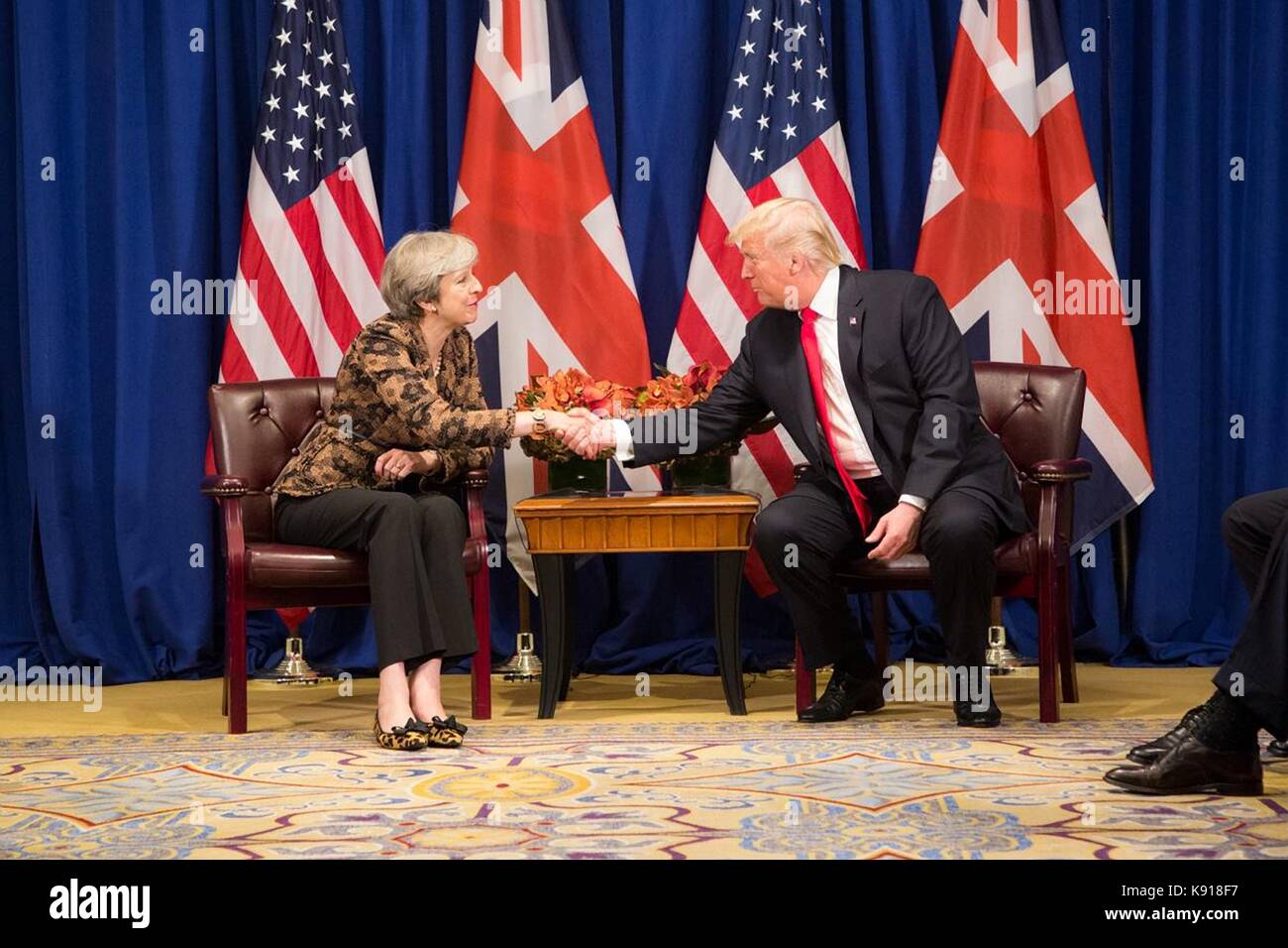 New york, new york, Stati Uniti d'America. Xxi sett, 2017. Presidente statunitense Donald Trump scuote le mani con il primo ministro britannico theresa maggio prima di un incontro bilaterale a margine della 72esima sessione dell' assemblea generale delle Nazioni Unite presso il palace hotel il 20 settembre 2017 a New York City. Credito: planetpix/alamy live news Foto Stock