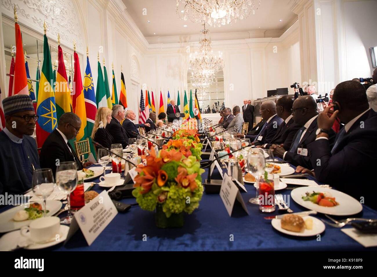 New york, new york, Stati Uniti d'America. Xxi sett, 2017. Presidente statunitense Donald Trump risolve un pranzo con i leader africani a margine della 72esima sessione dell' assemblea generale delle Nazioni Unite presso il palace hotel il 20 settembre 2017 a New York City. Credito: planetpix/alamy live news Foto Stock